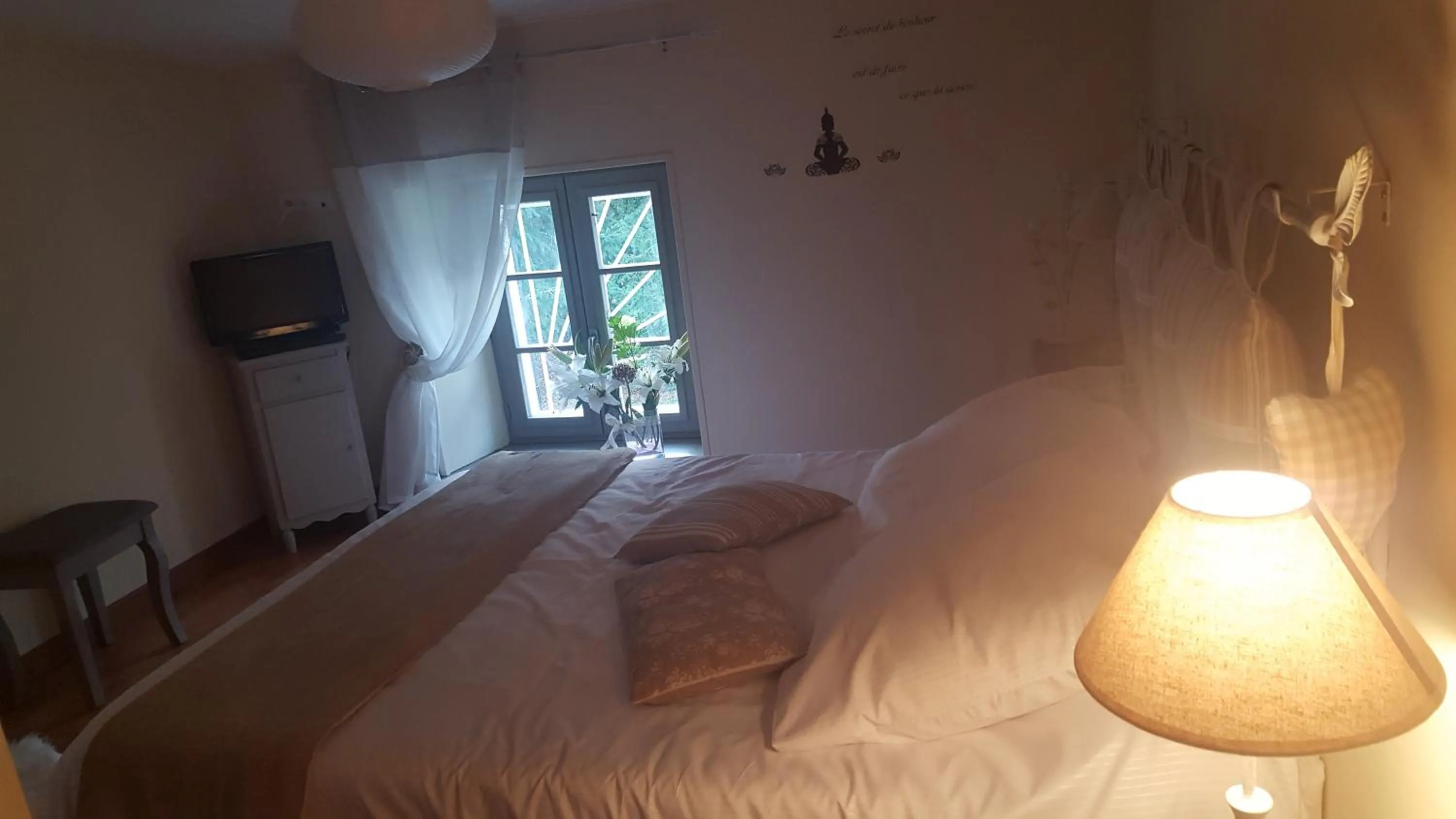 Photo of the whole room, Bed in Clos des Morillons