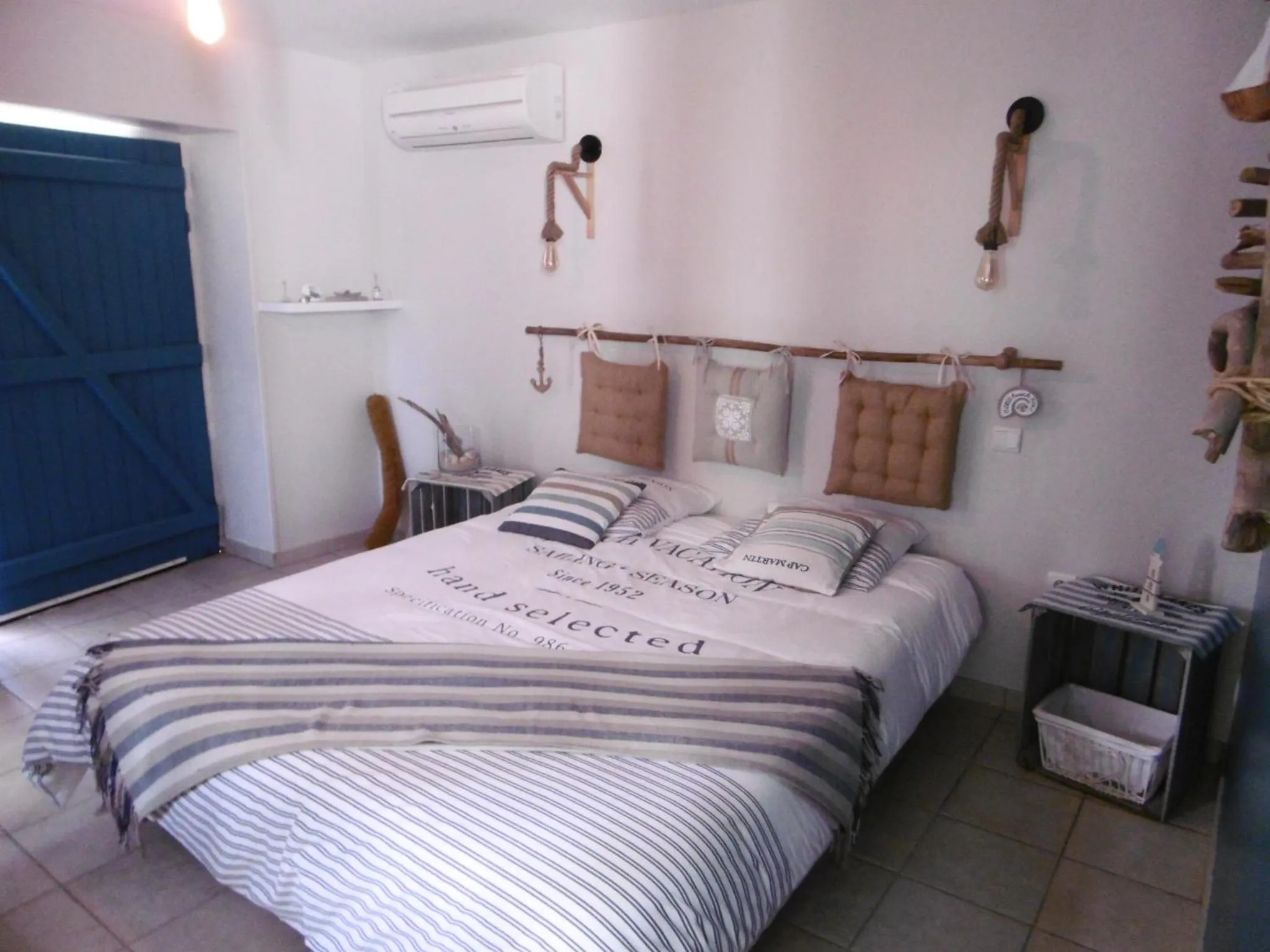 Photo of the whole room, Bed in Clos des Morillons