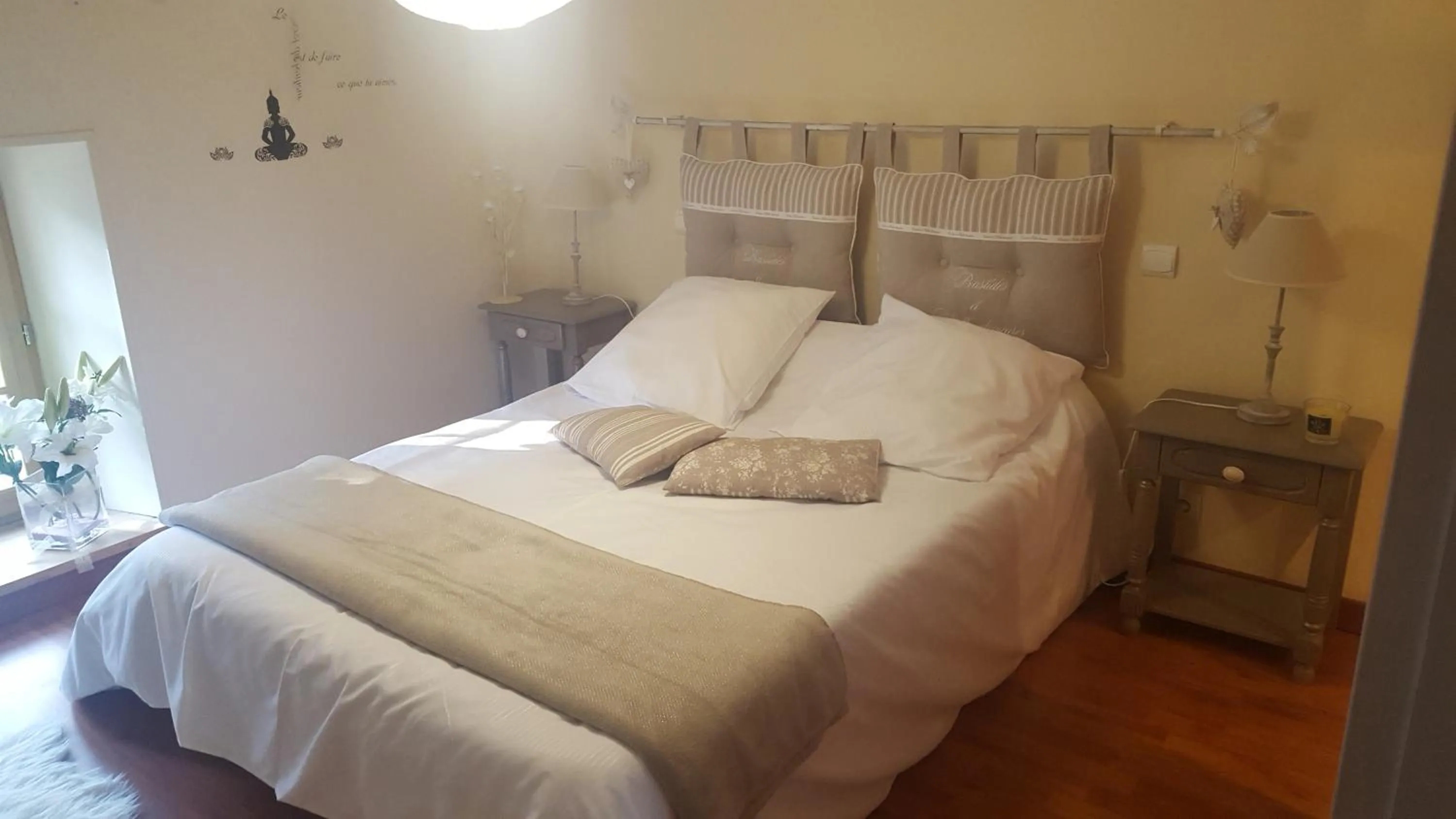 Photo of the whole room, Bed in Clos des Morillons