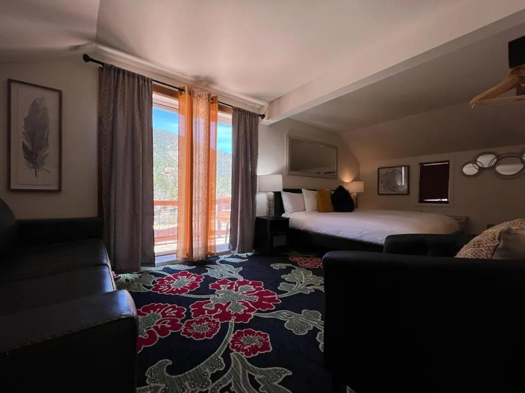 Bed in Green Mountain Falls Lodge