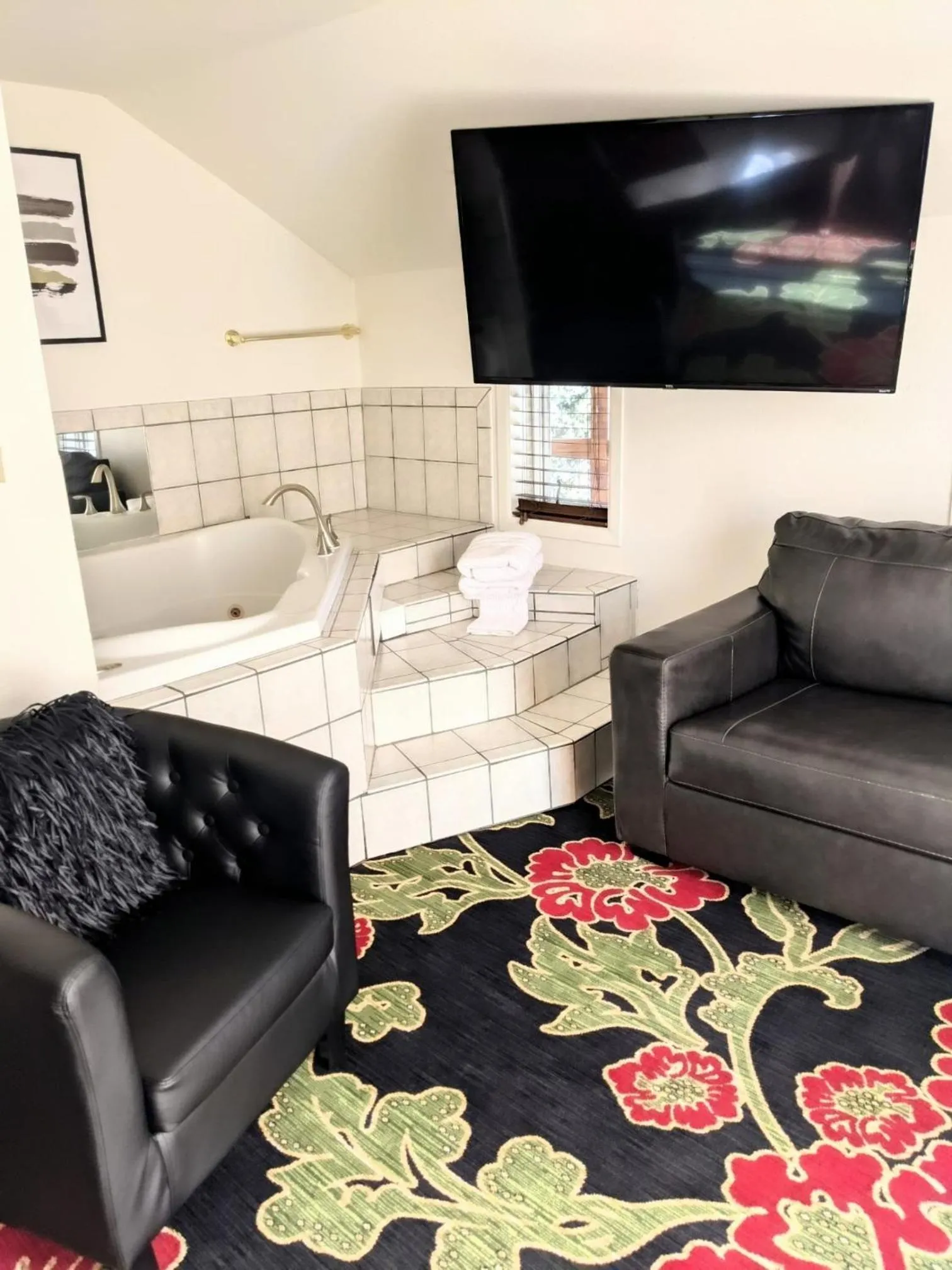 Hot Tub in Green Mountain Falls Lodge