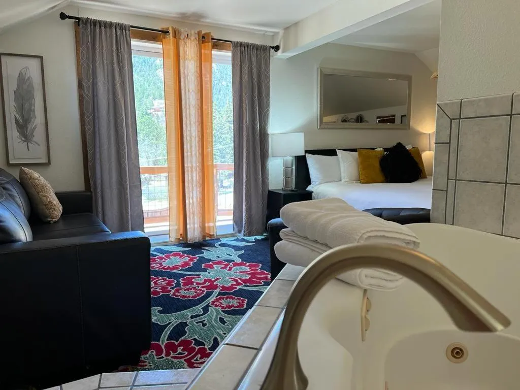 Bed in Green Mountain Falls Lodge