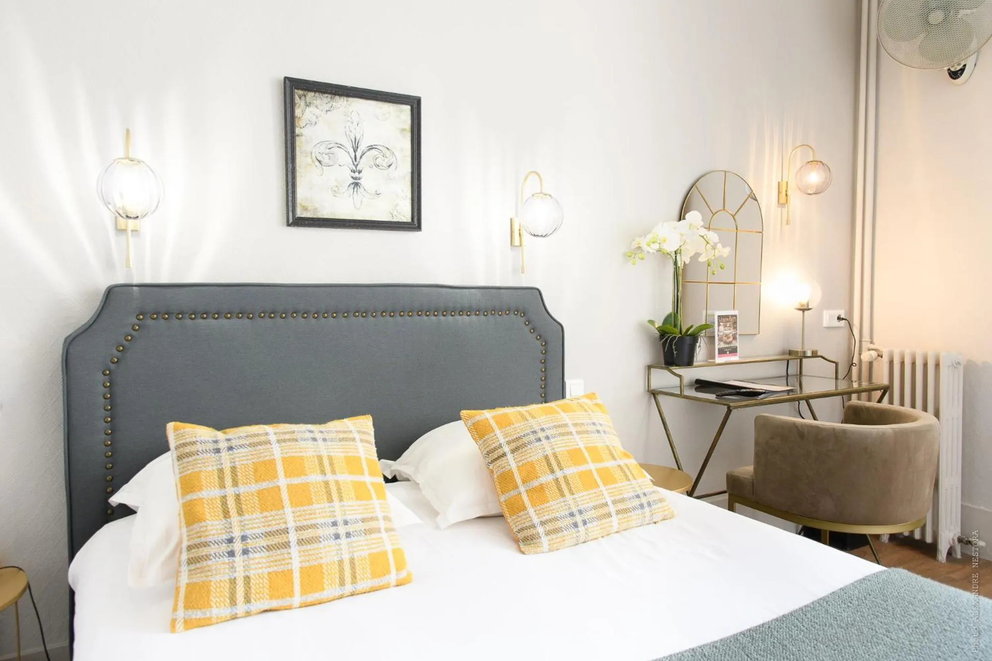 Photo of the whole room, Bed in A l'Hôtel Des Roys