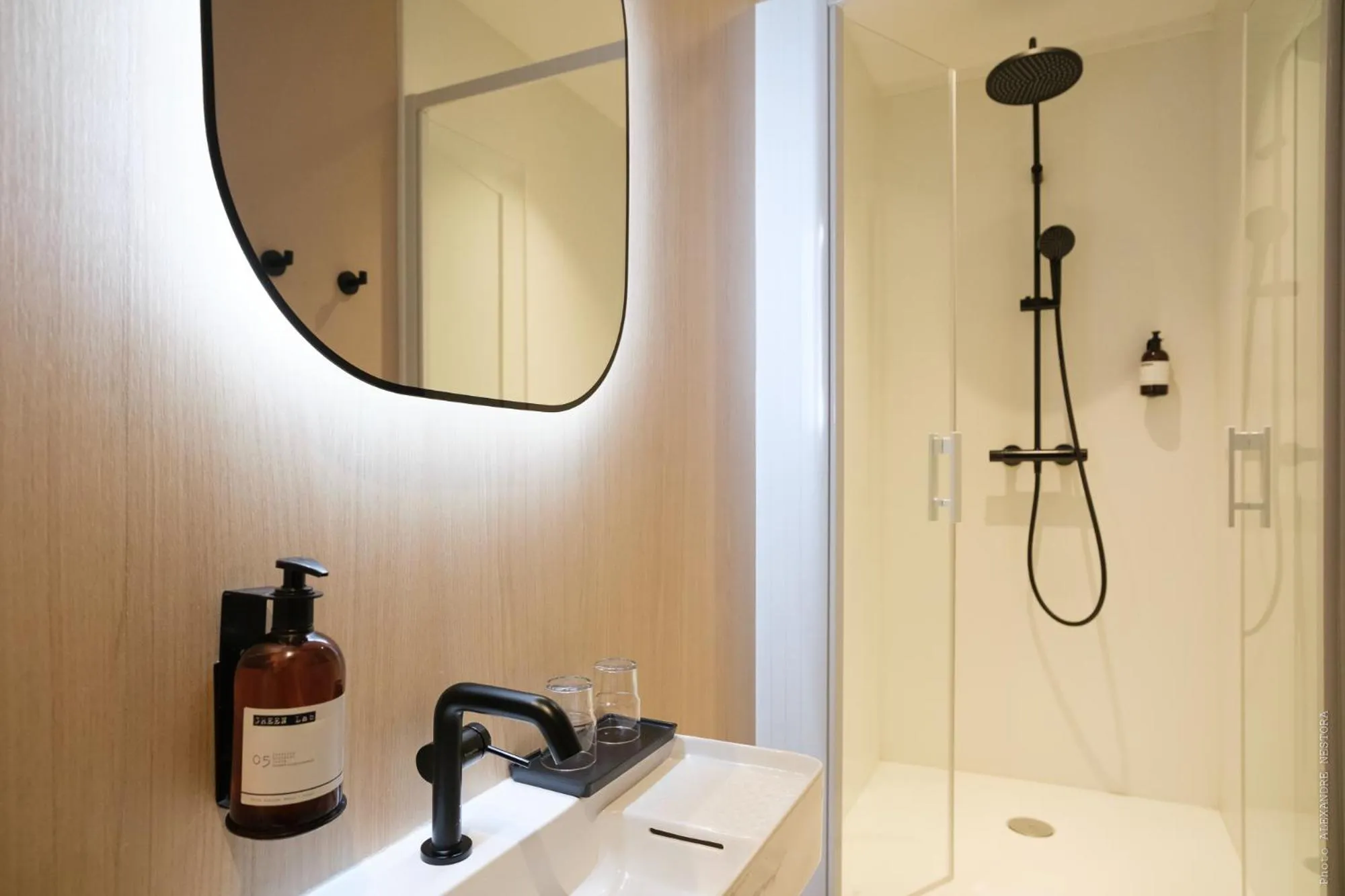 Shower in A l'Hôtel Des Roys