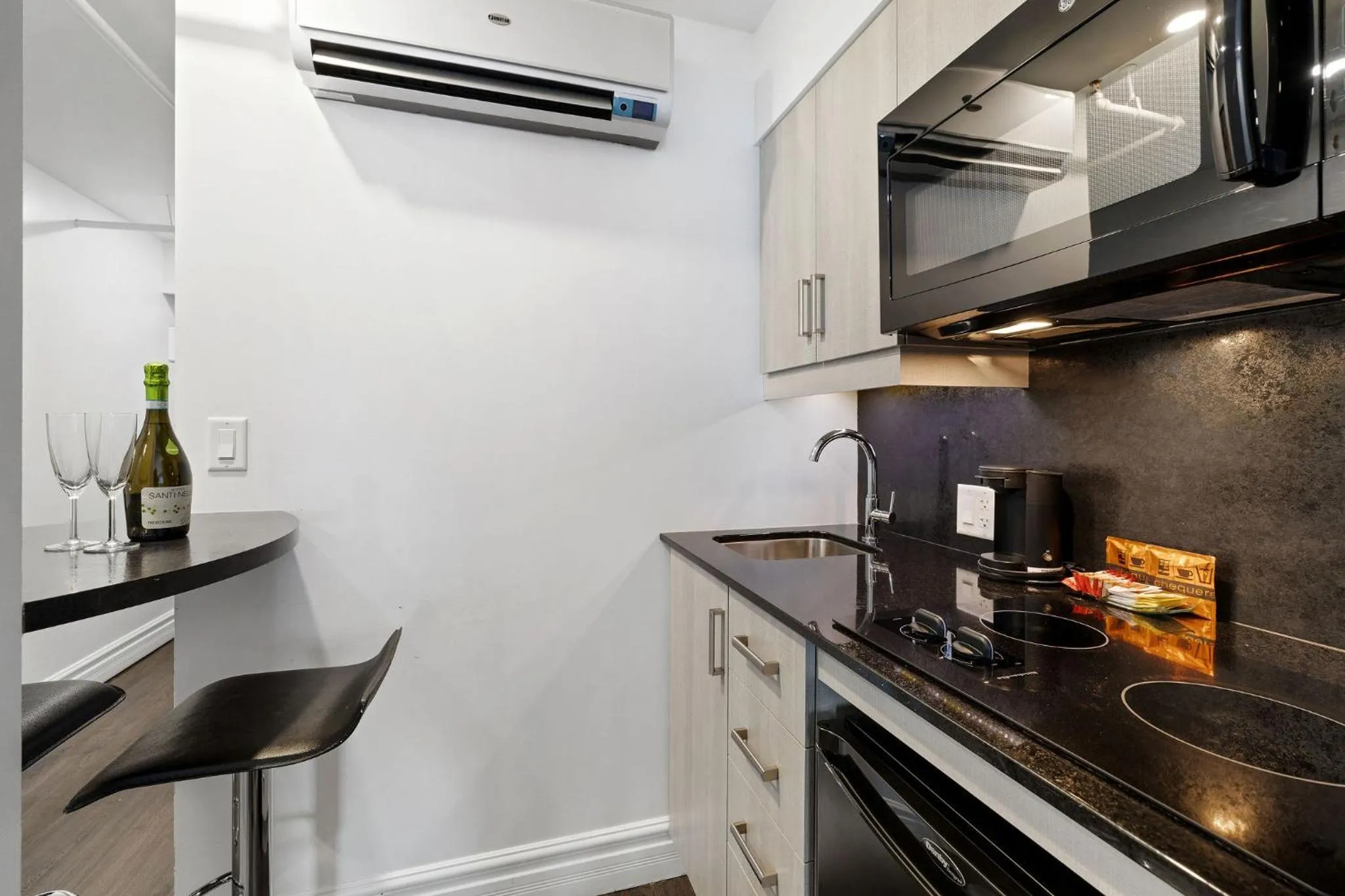 Kitchen or kitchenette in Hotel Port-Royal