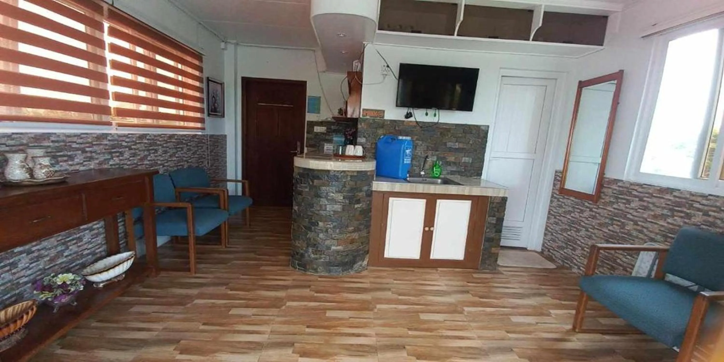 TV and multimedia in FNT Transient House near Hundred Islands