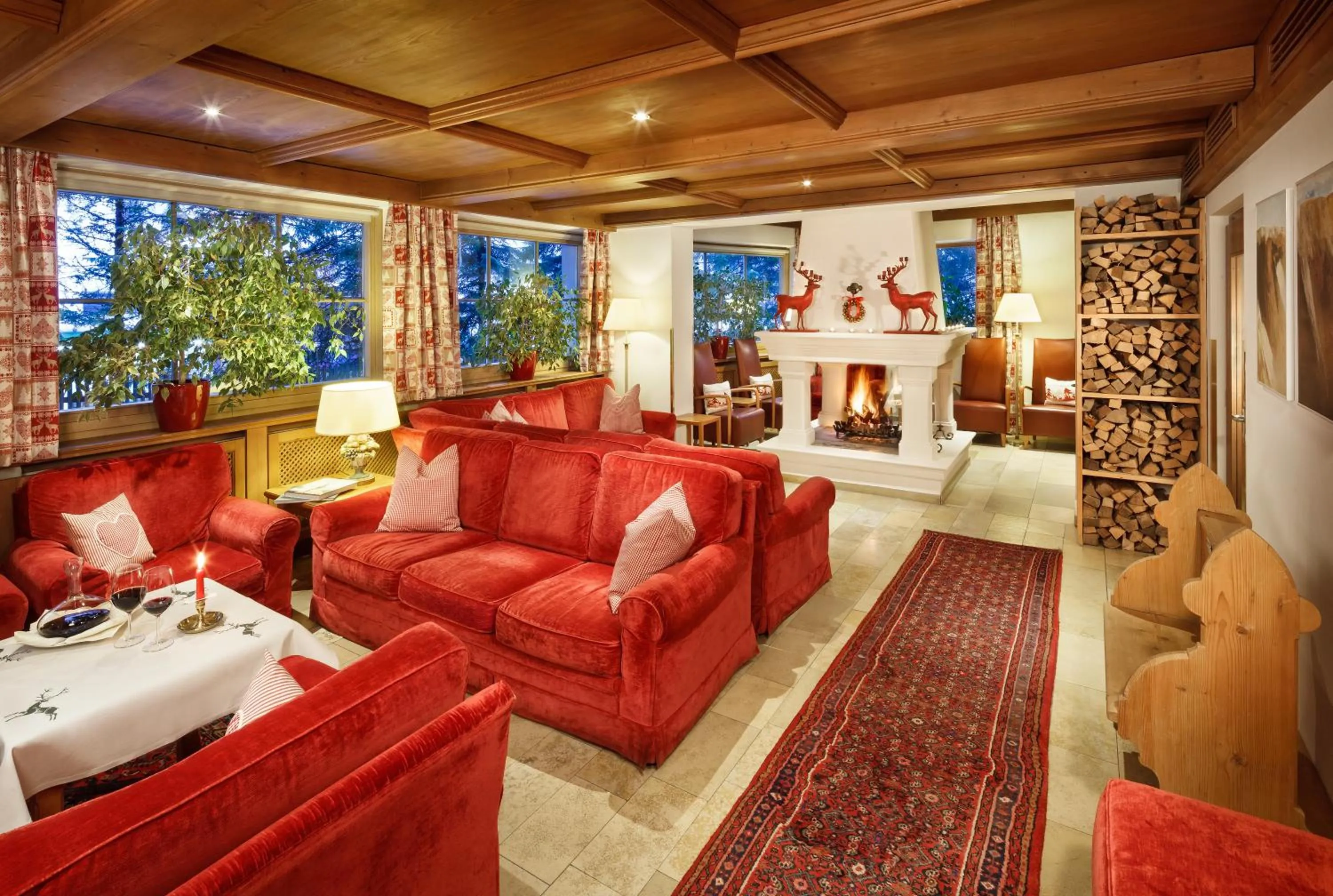 Communal lounge/ TV room in Hotel Lech & Residenz Chesa Rosa