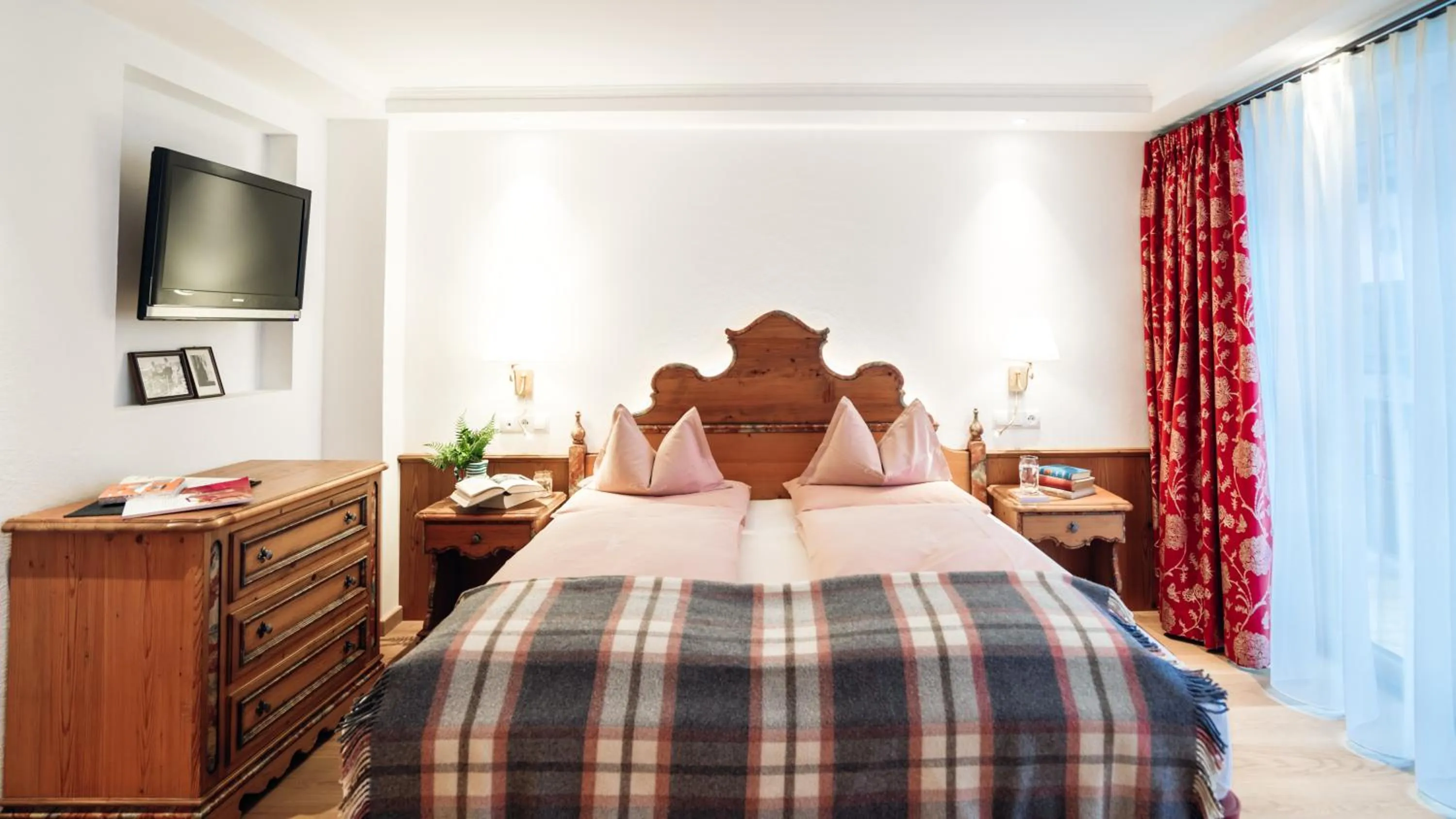 Bed in Hotel Lech & Residenz Chesa Rosa