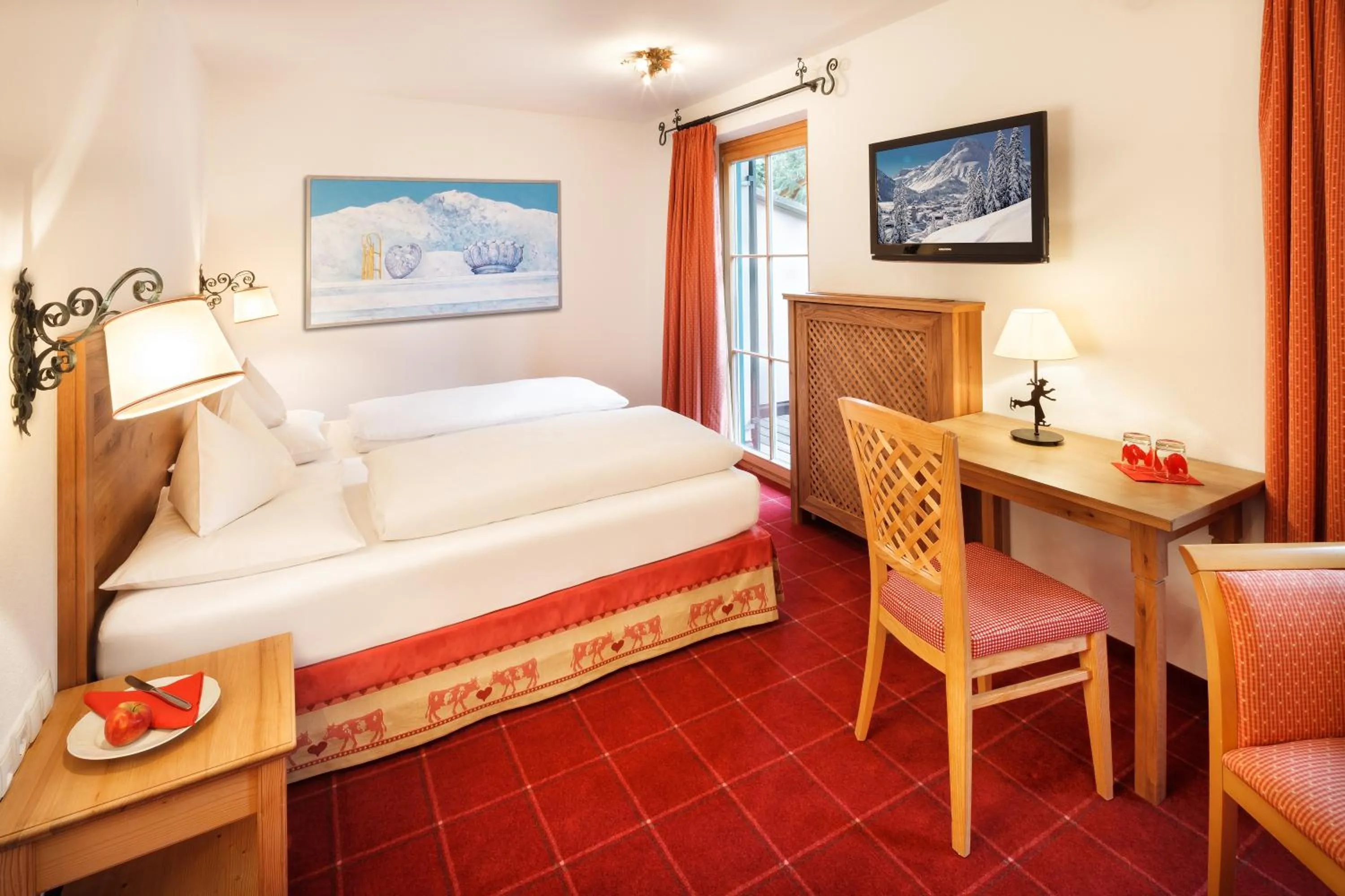 Bedroom, Bed in Hotel Lech & Residenz Chesa Rosa