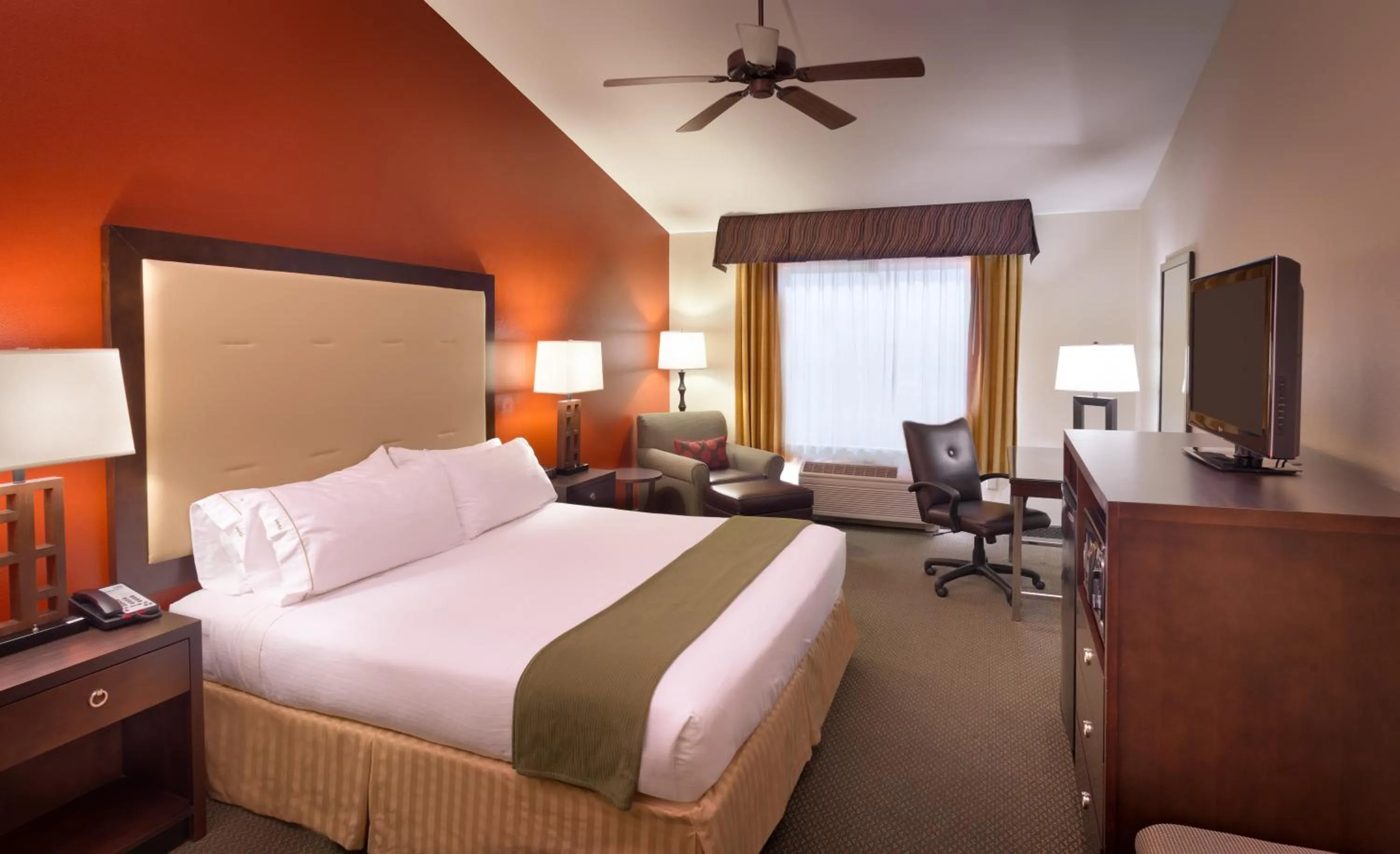 Photo of the whole room, Bed in Holiday Inn Express & Suites Mesquite Nevada, an IHG Hotel