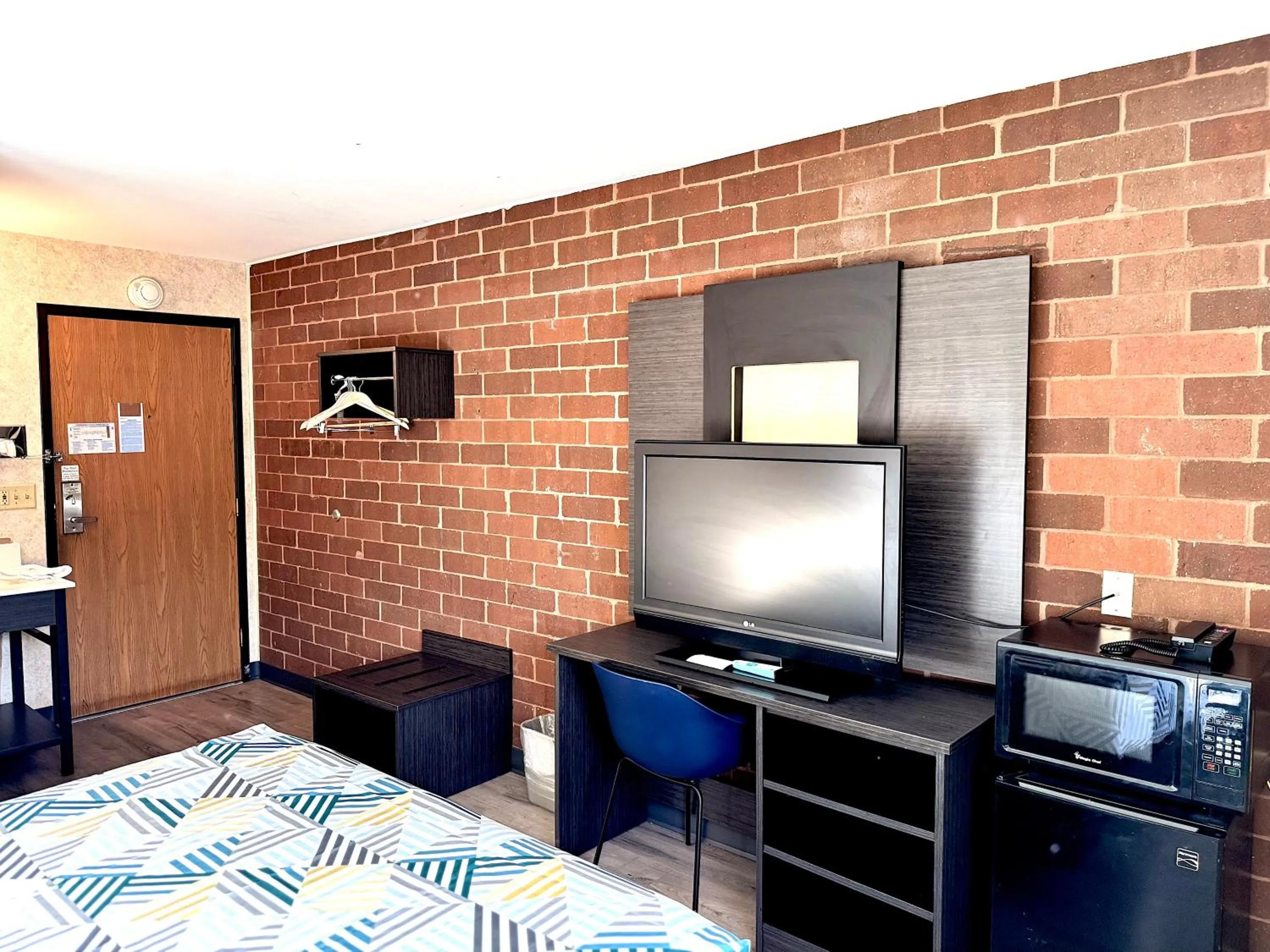 Queen Room - Disability Access - Non-Smoking in Motel 6-Eau Claire, WI