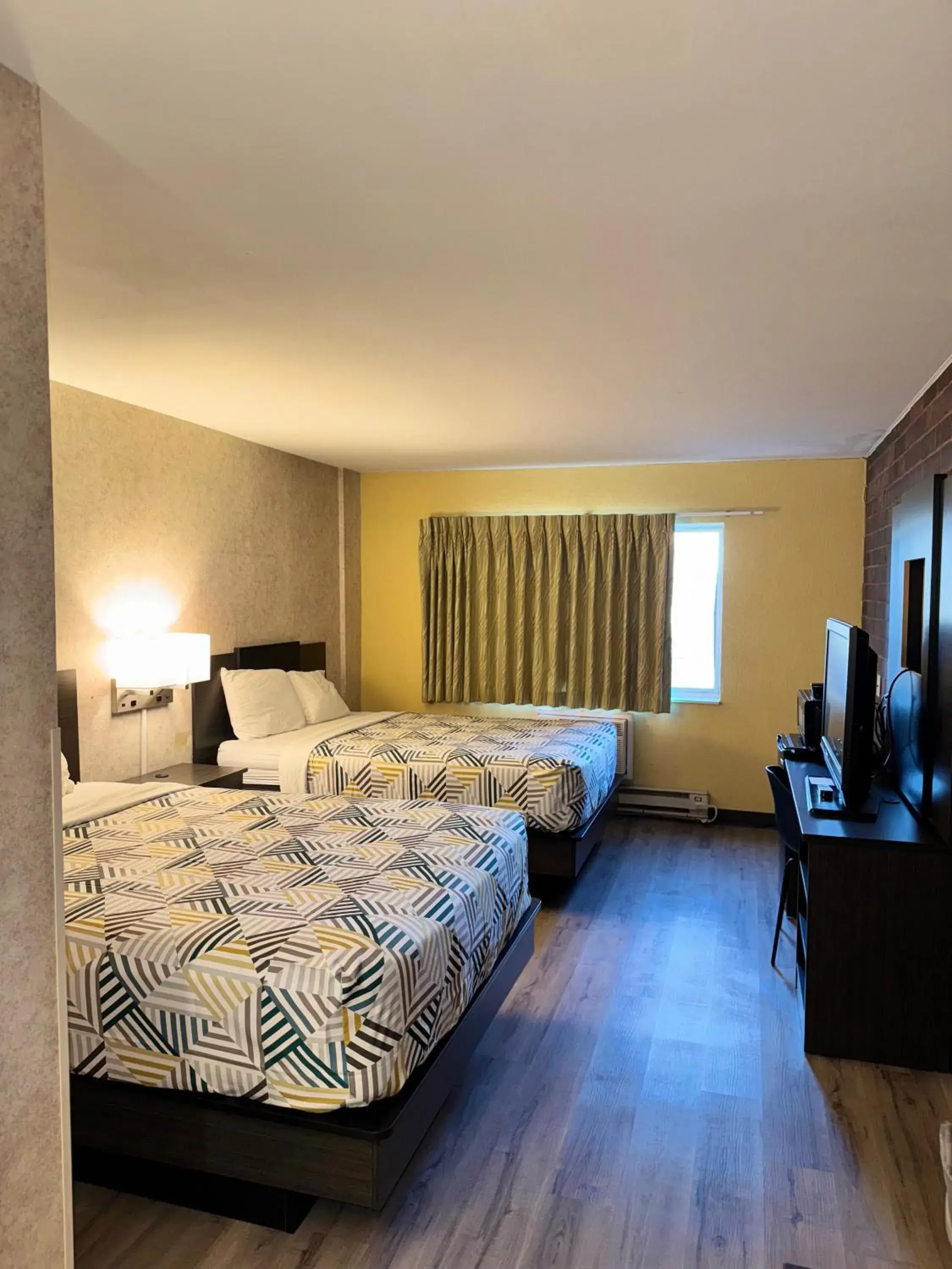 Quadruple Room - Disability Access - Non-Smoking in Motel 6-Eau Claire, WI Quadruple Room - Disability Access - Non-Smoking in Motel 6-Eau Claire, WI