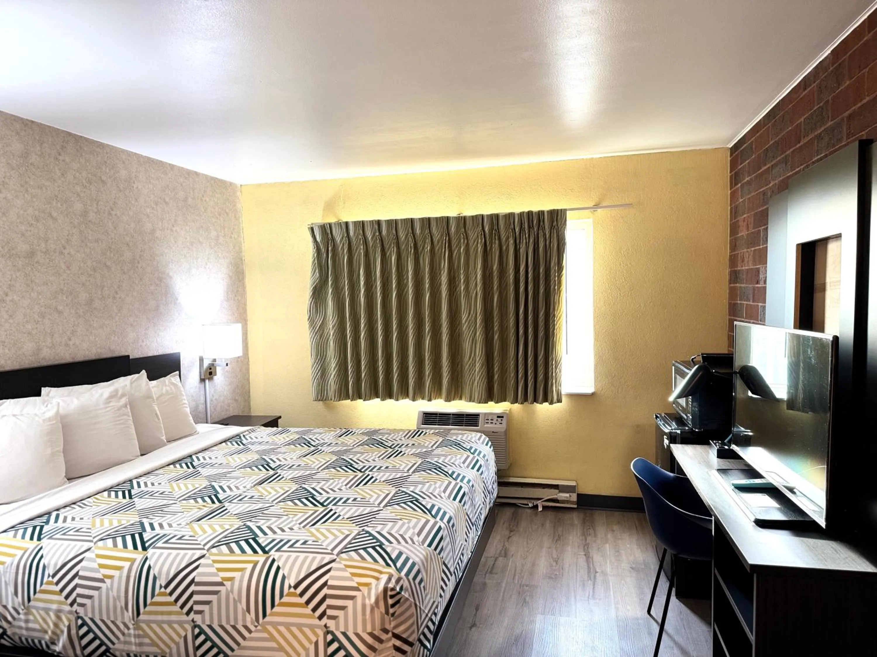 Bedroom, Bed in Motel 6-Eau Claire, WI