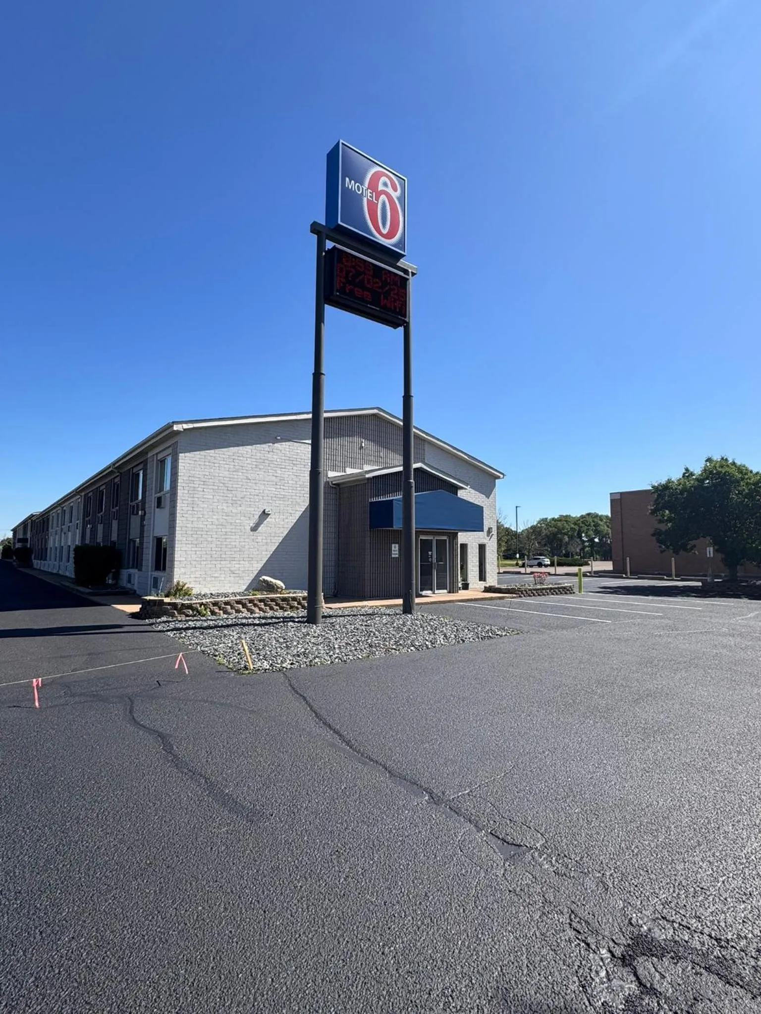 Property building in Motel 6-Eau Claire, WI