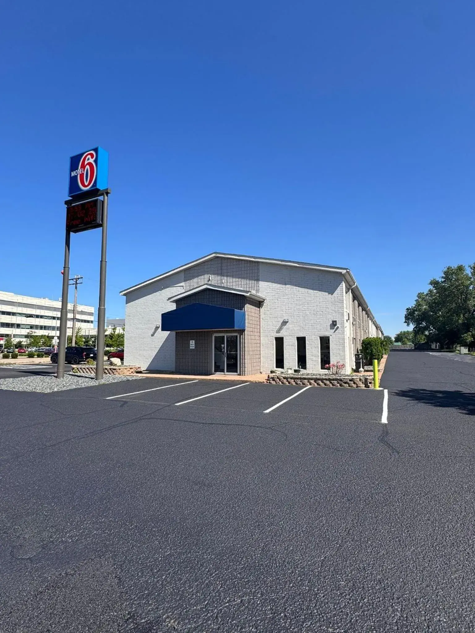 Quadruple Room - Non-Smoking in Motel 6-Eau Claire, WI Quadruple Room - Non-Smoking in Motel 6-Eau Claire, WI