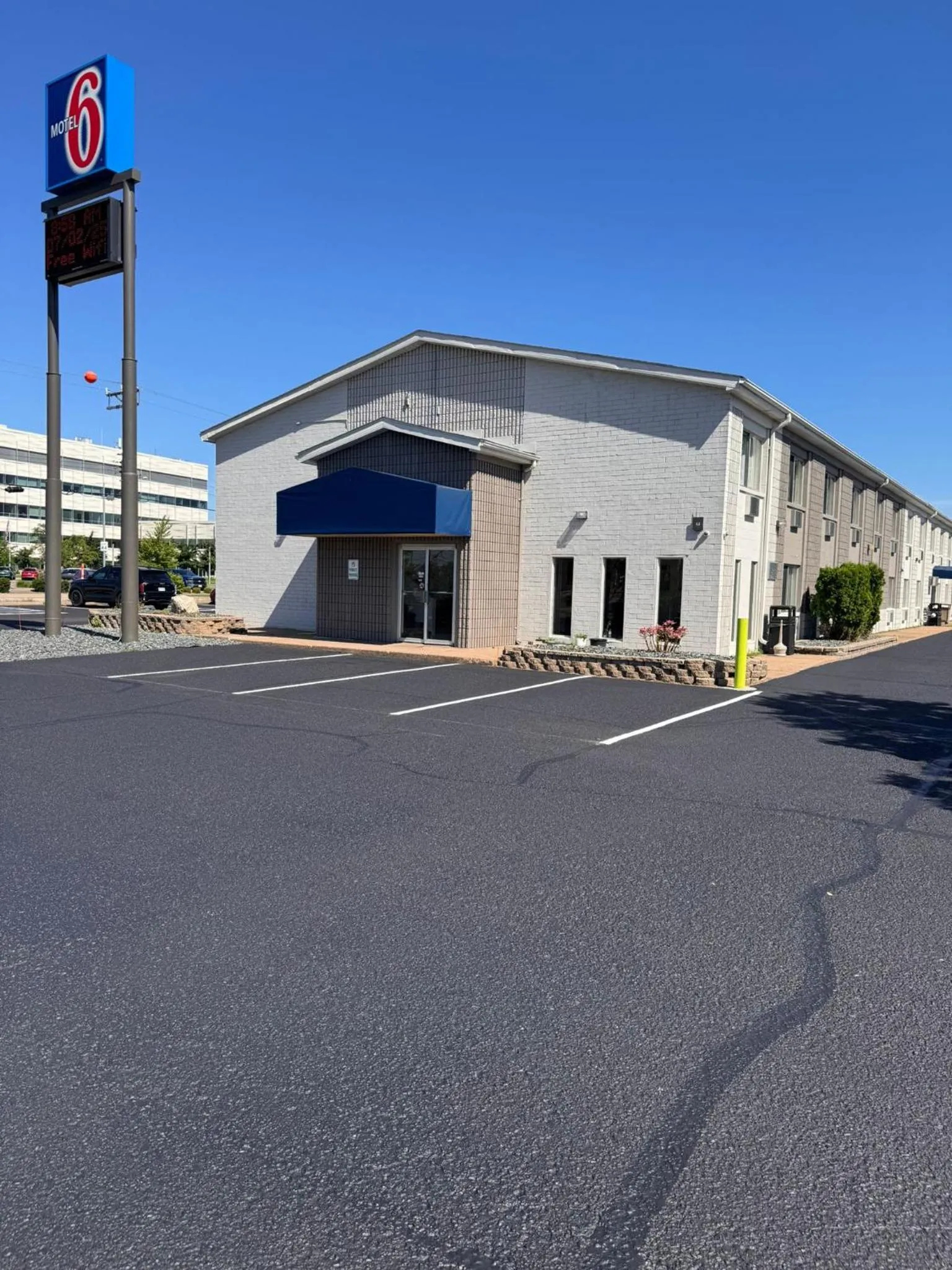 Property building in Motel 6-Eau Claire, WI