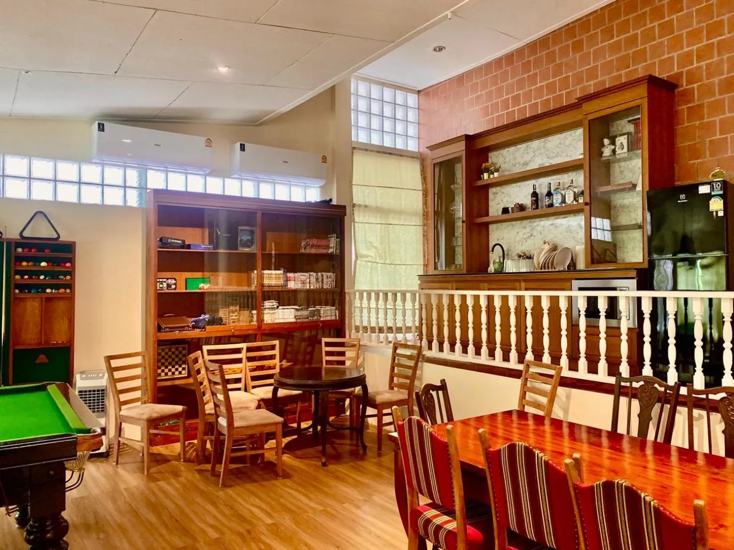 Restaurant/places to eat in Country Lake View Hotel