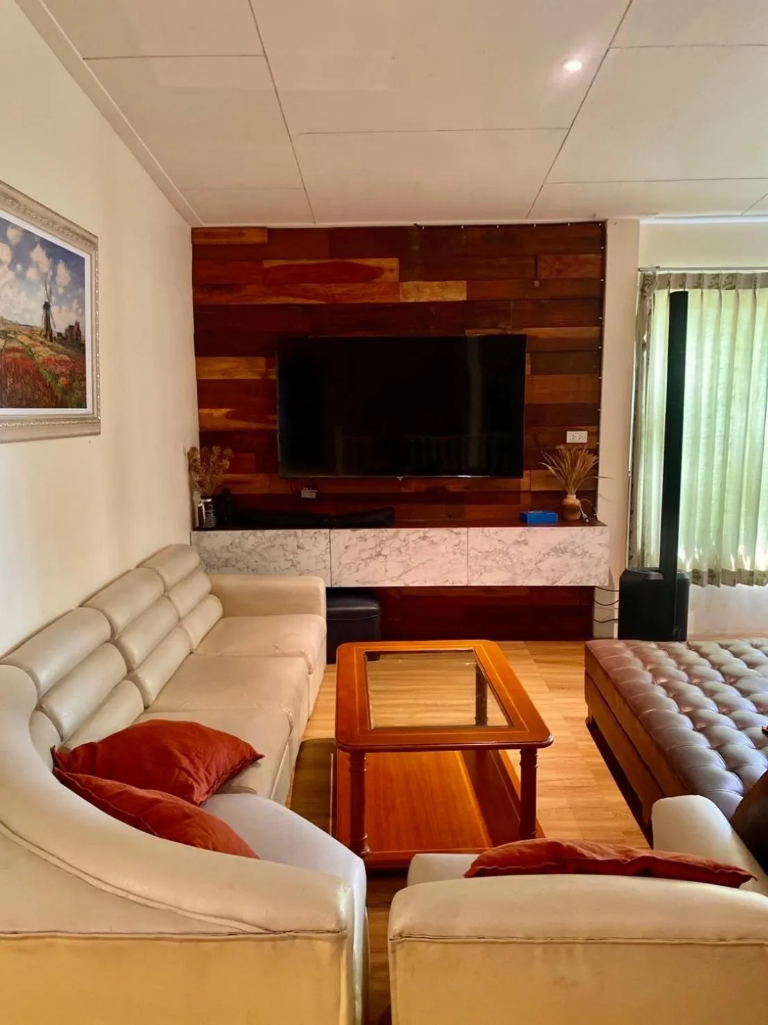 Living room in Country Lake View Hotel