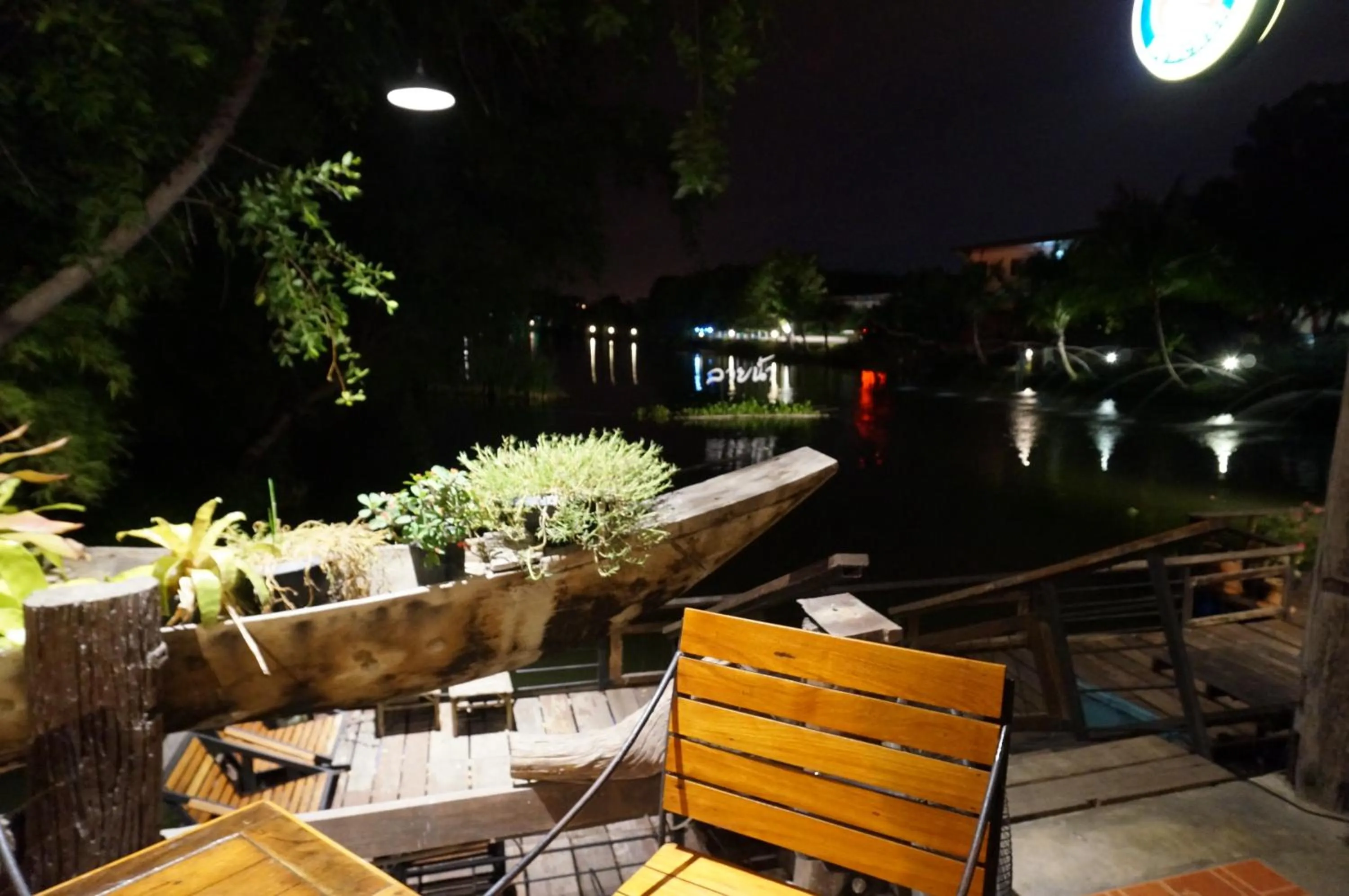 Restaurant/places to eat in Country Lake View Hotel