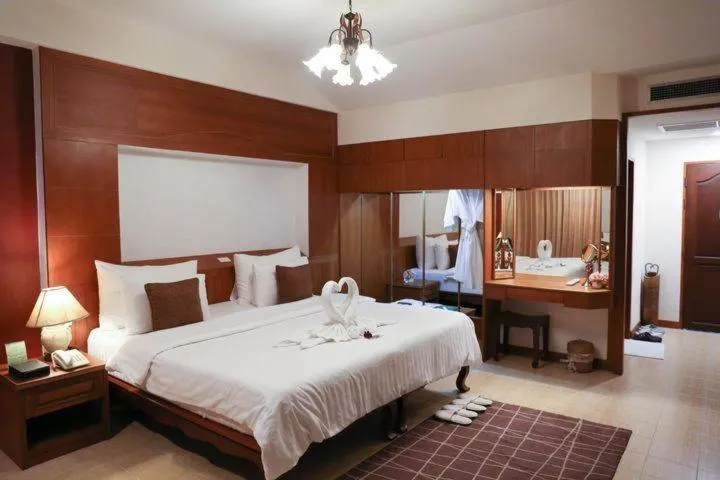 Bed in Country Lake View Hotel