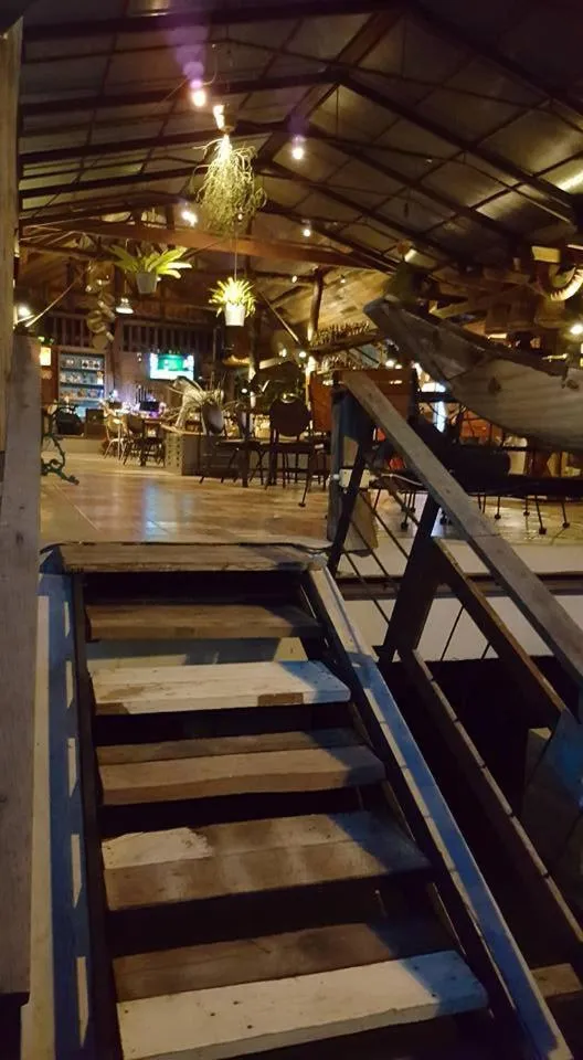 Restaurant/places to eat in Country Lake View Hotel