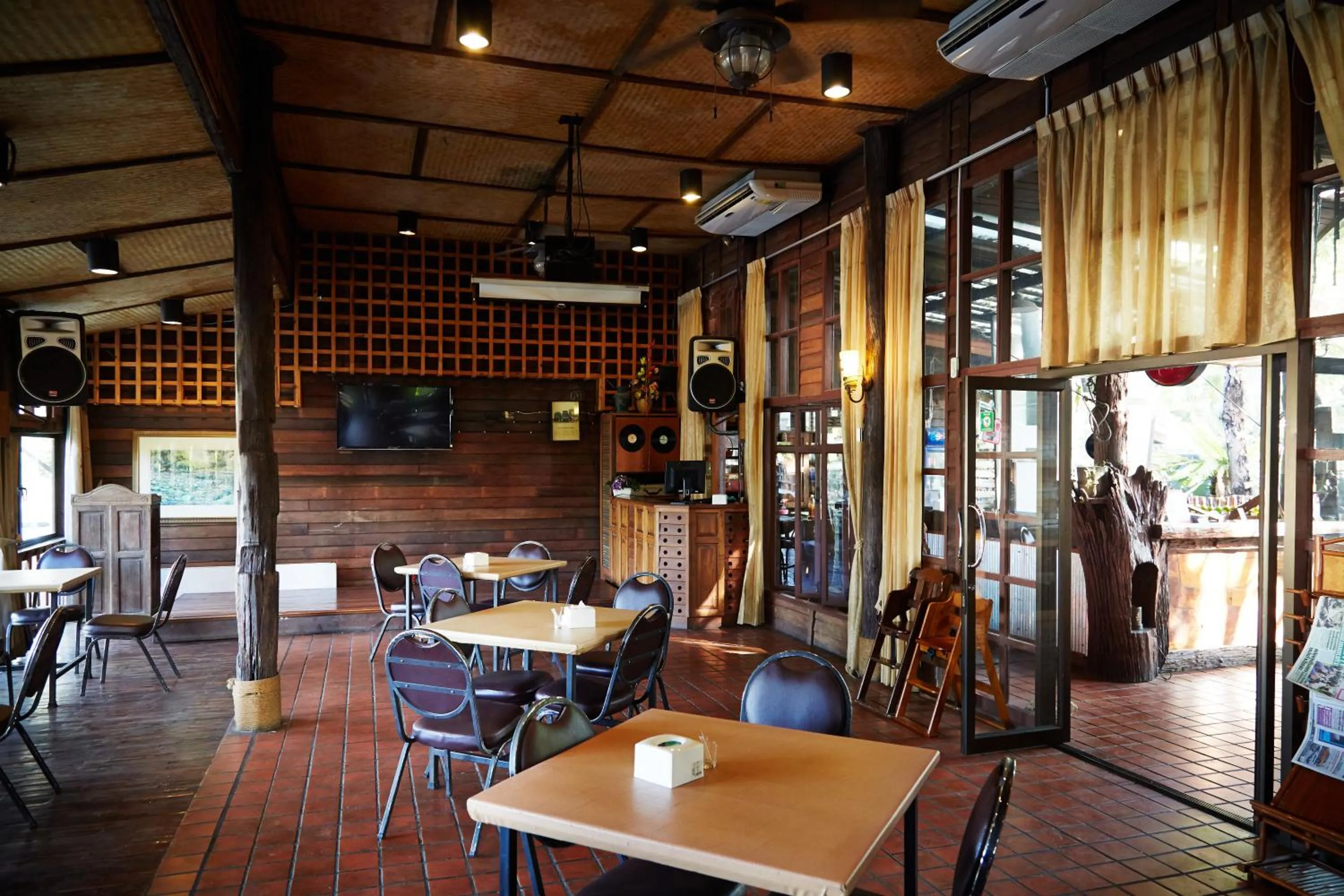 Buffet breakfast in Country Lake View Hotel