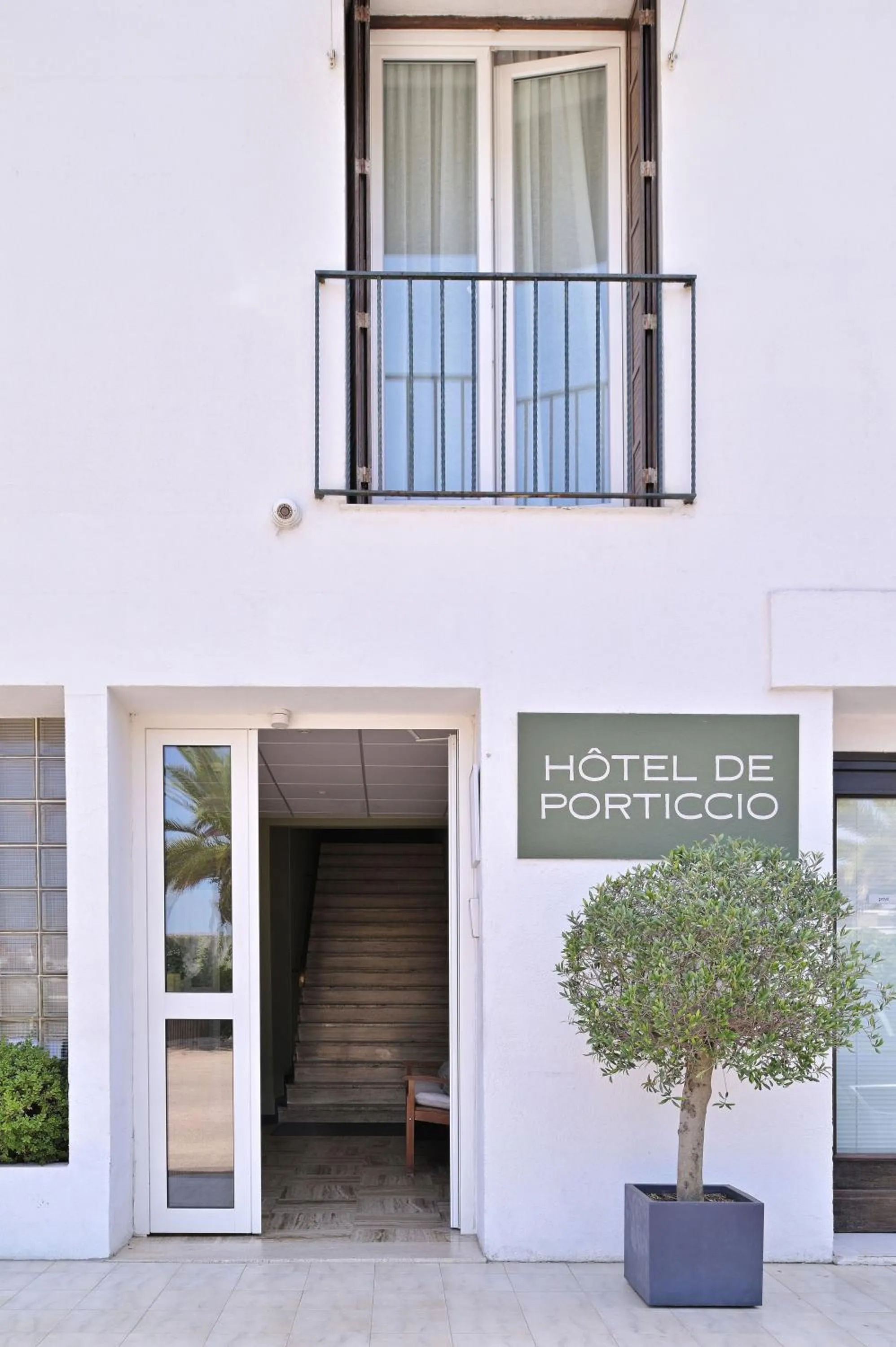 Facade/entrance in Hôtel de Porticcio