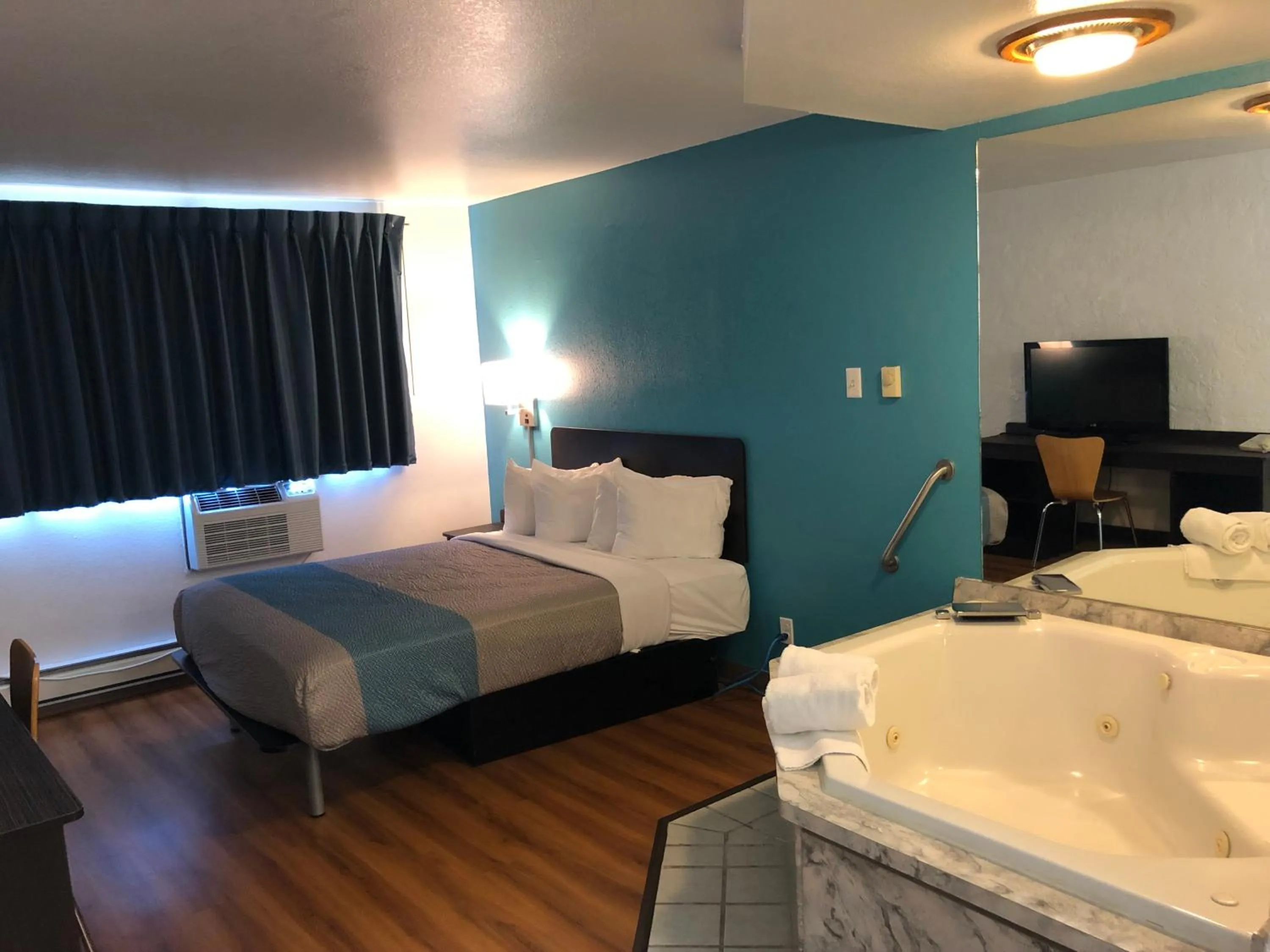 Bedroom, Bed in Motel 6-La Crosse, WI