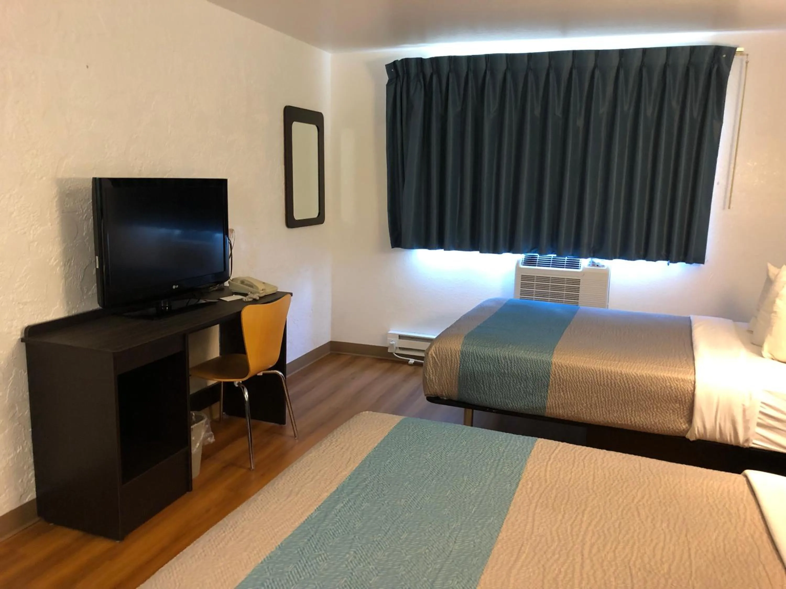 Bedroom, Bed in Motel 6-La Crosse, WI