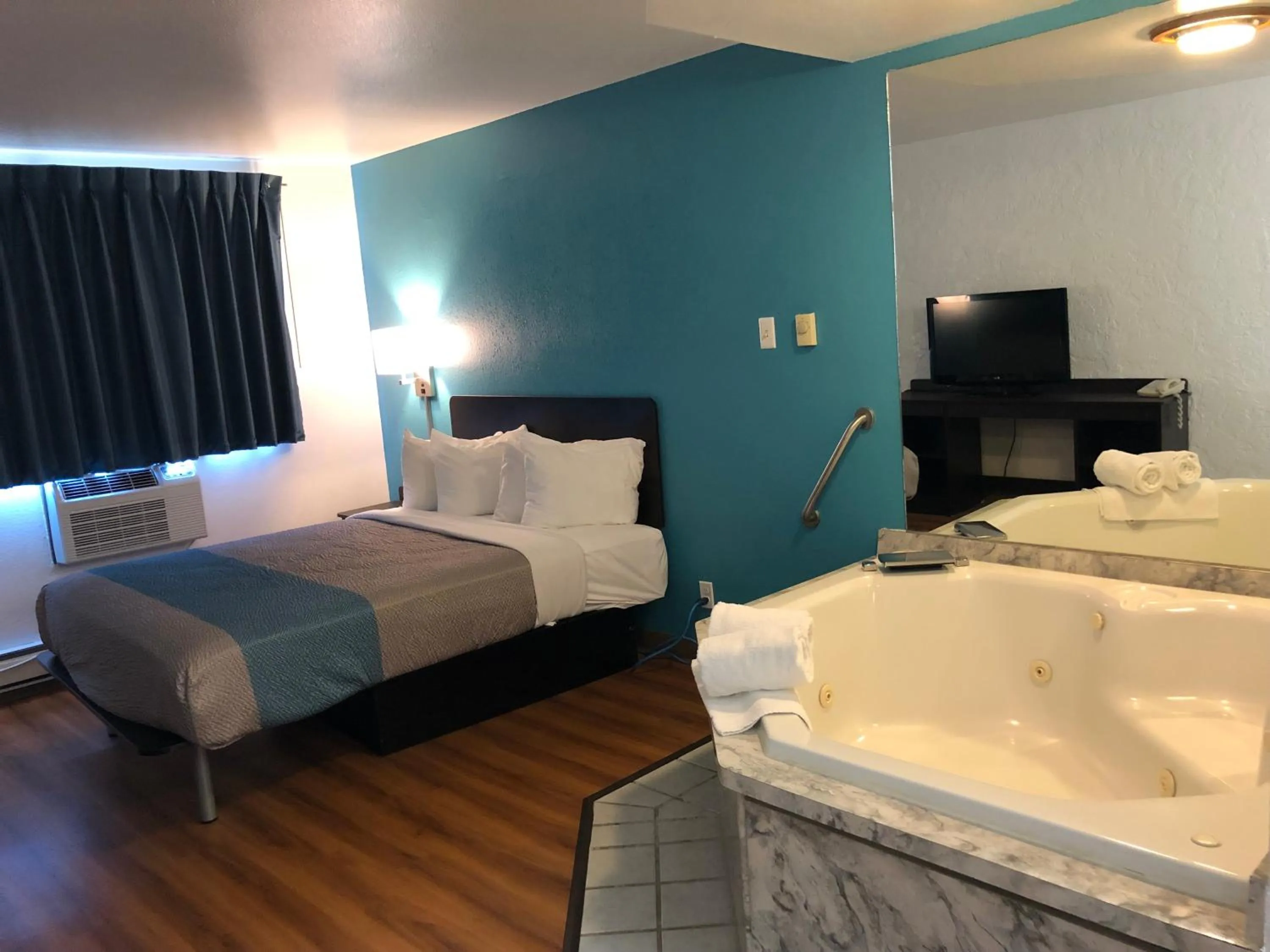 Bedroom, Bed in Motel 6-La Crosse, WI