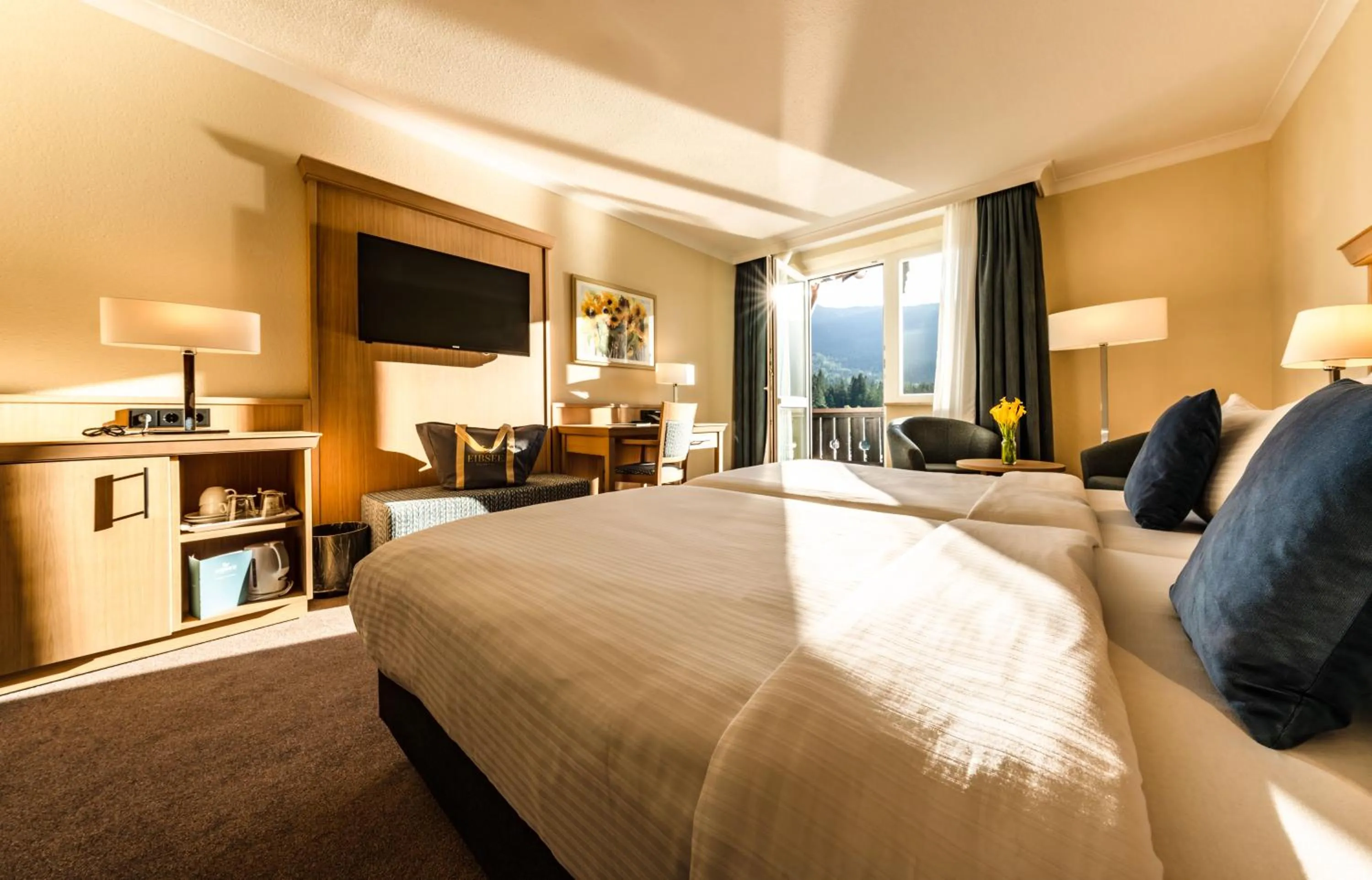 Photo of the whole room, Bed in Eibsee Hotel