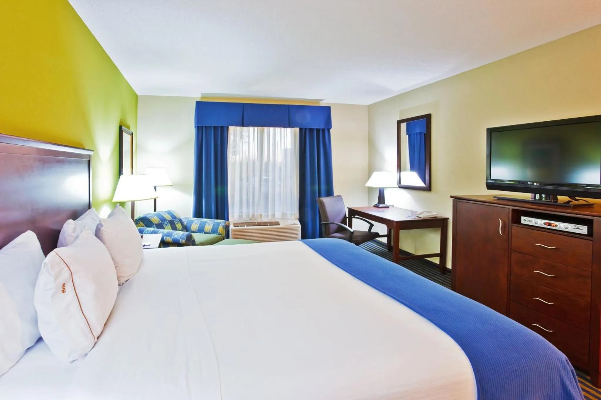 Photo of the whole room, Bed in Holiday Inn Express Hotel & Suites Ooltewah Springs - Chattanooga by IHG