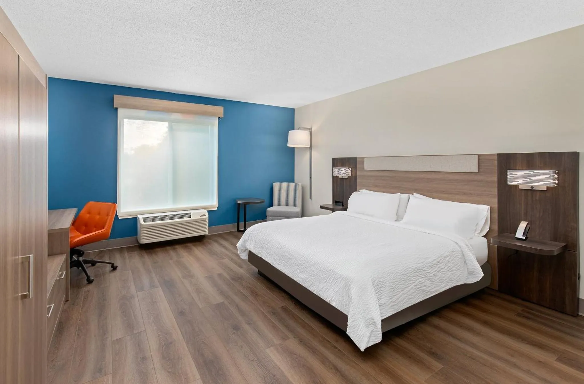 Photo of the whole room, Bed in Holiday Inn Express Hotel & Suites Ooltewah Springs - Chattanooga by IHG