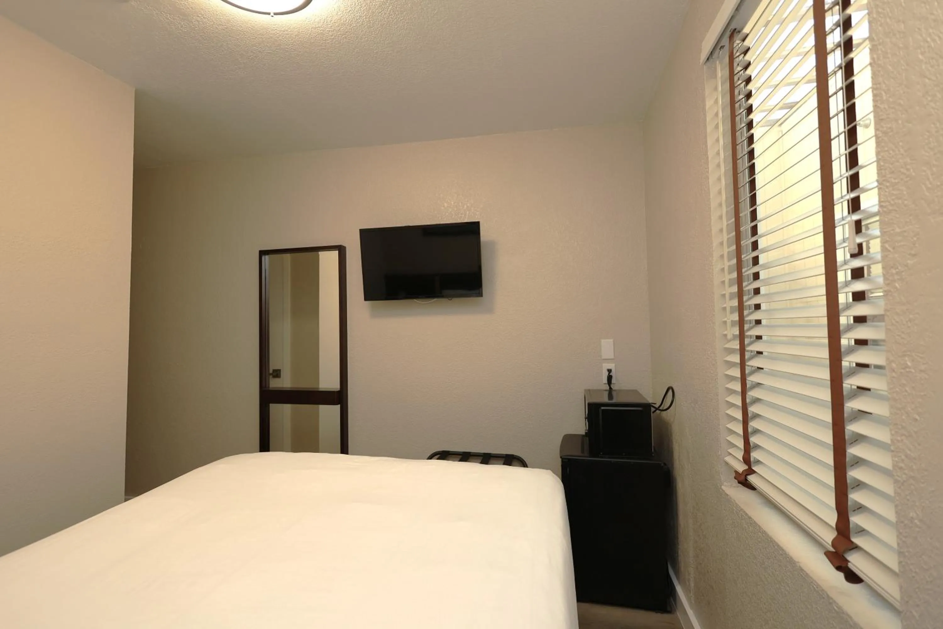 Photo of the whole room, Bed in Casa Loma Hotel