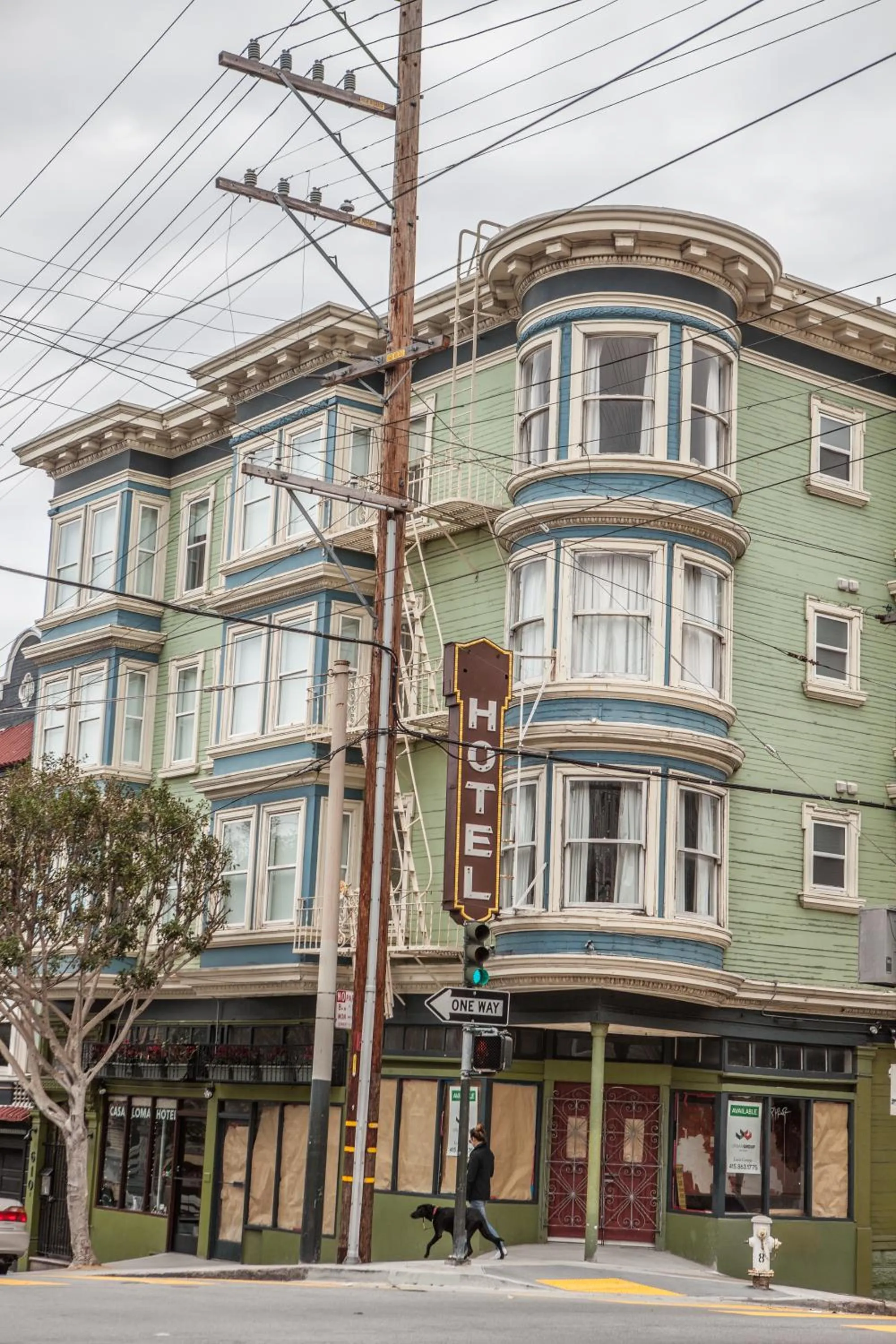 Facade/entrance in Casa Loma Hotel