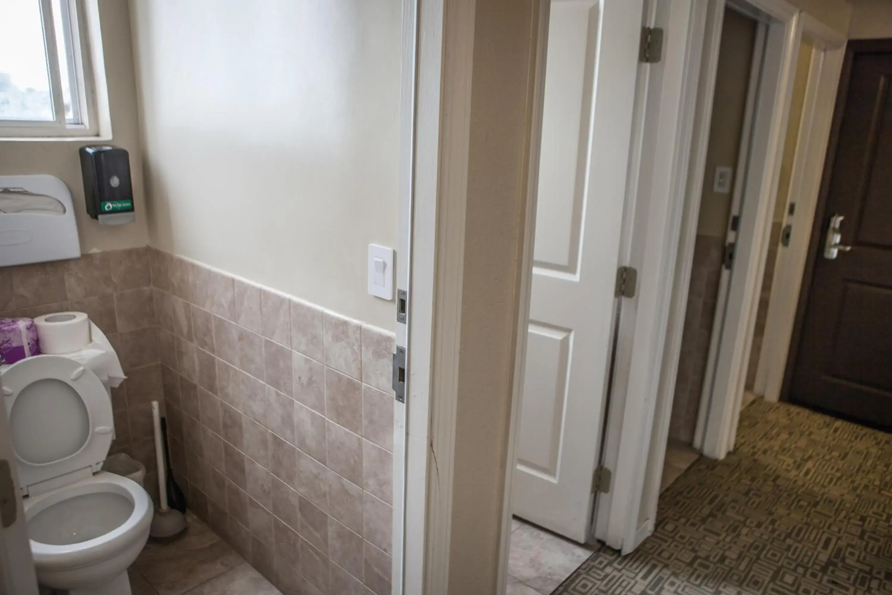 Standard Queen Room with Shared Bathroom in Casa Loma Hotel Standard Queen Room with Shared Bathroom in Casa Loma Hotel