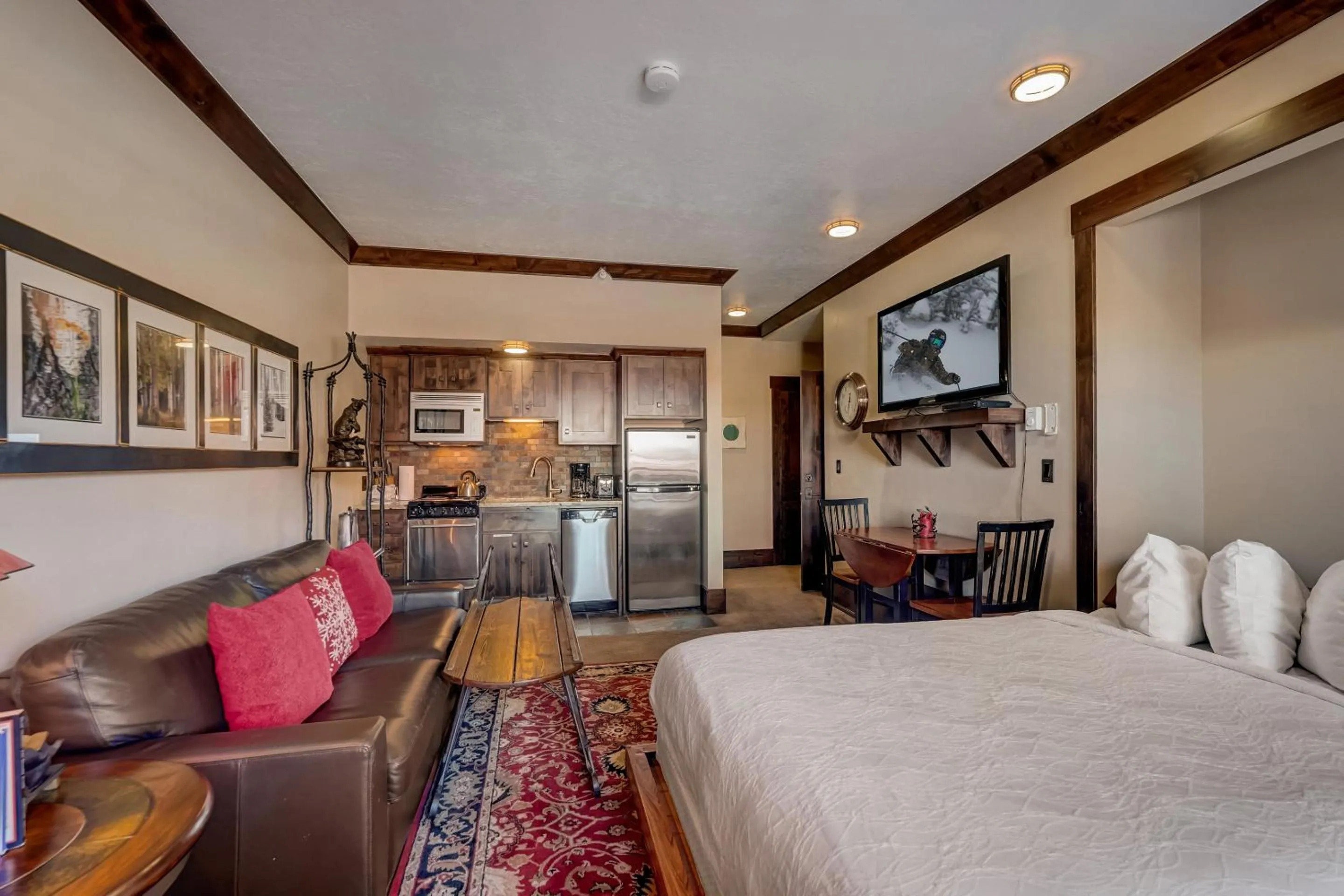 Bedroom, Bed in The Lodge at the Mountain Village by All Seasons Resort Lodging