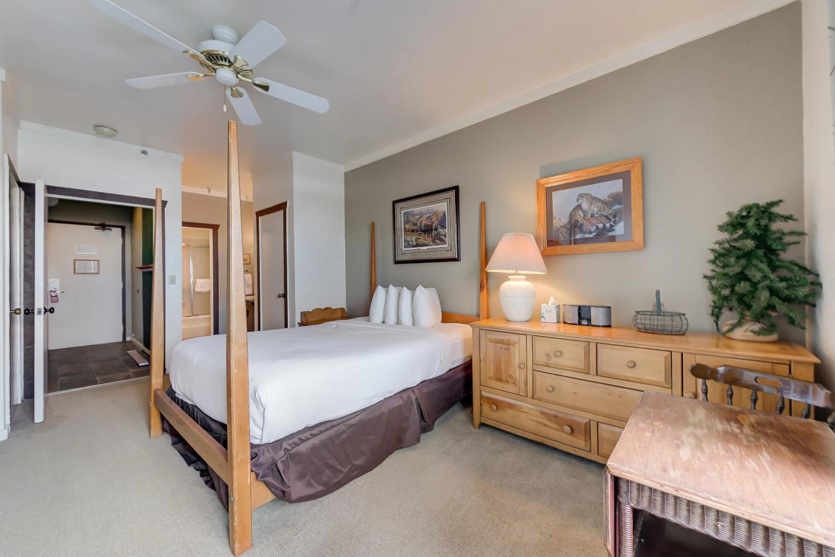 Bed in The Lodge at the Mountain Village by All Seasons Resort Lodging