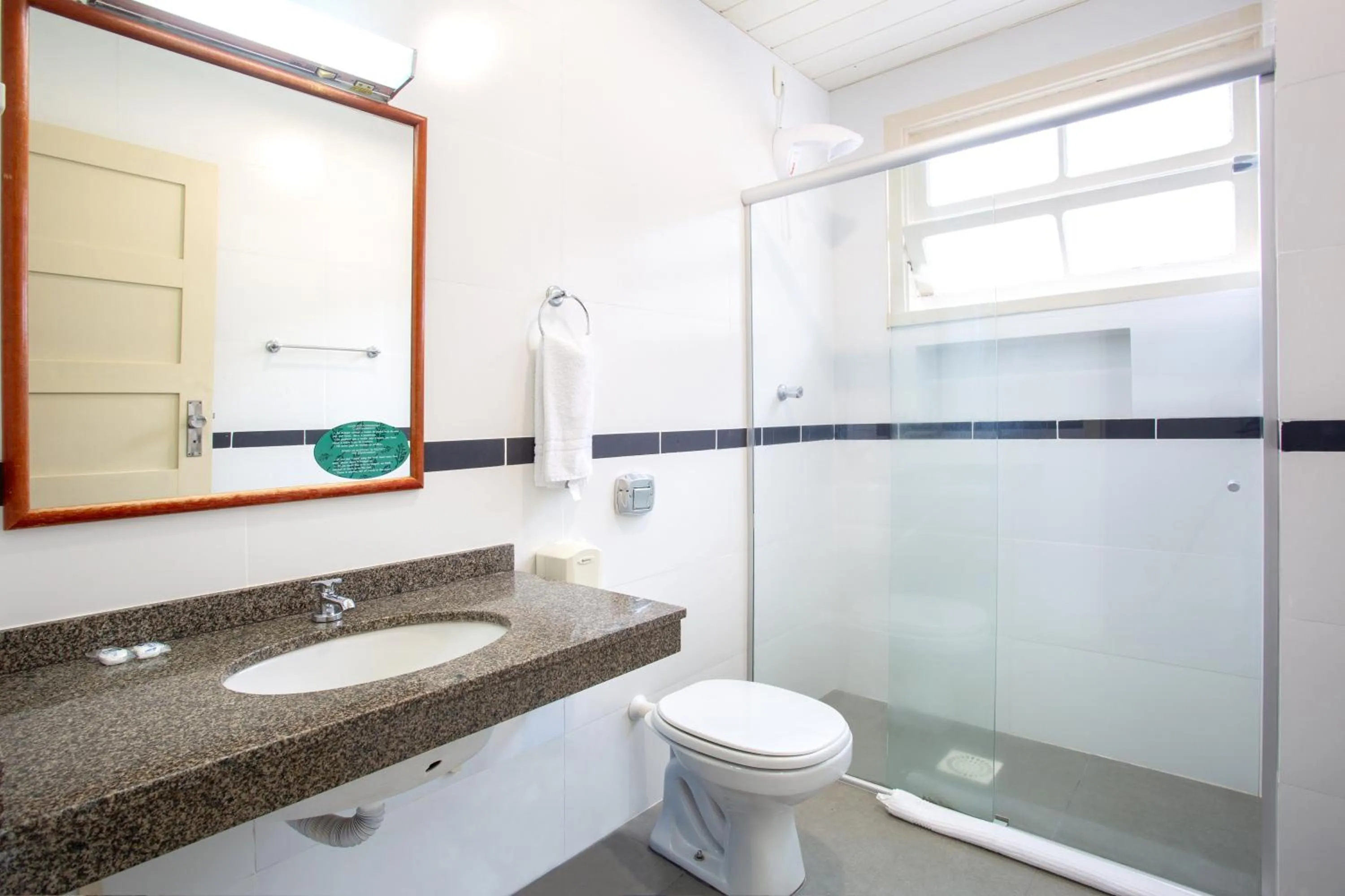 Shower in Oscar Hotel