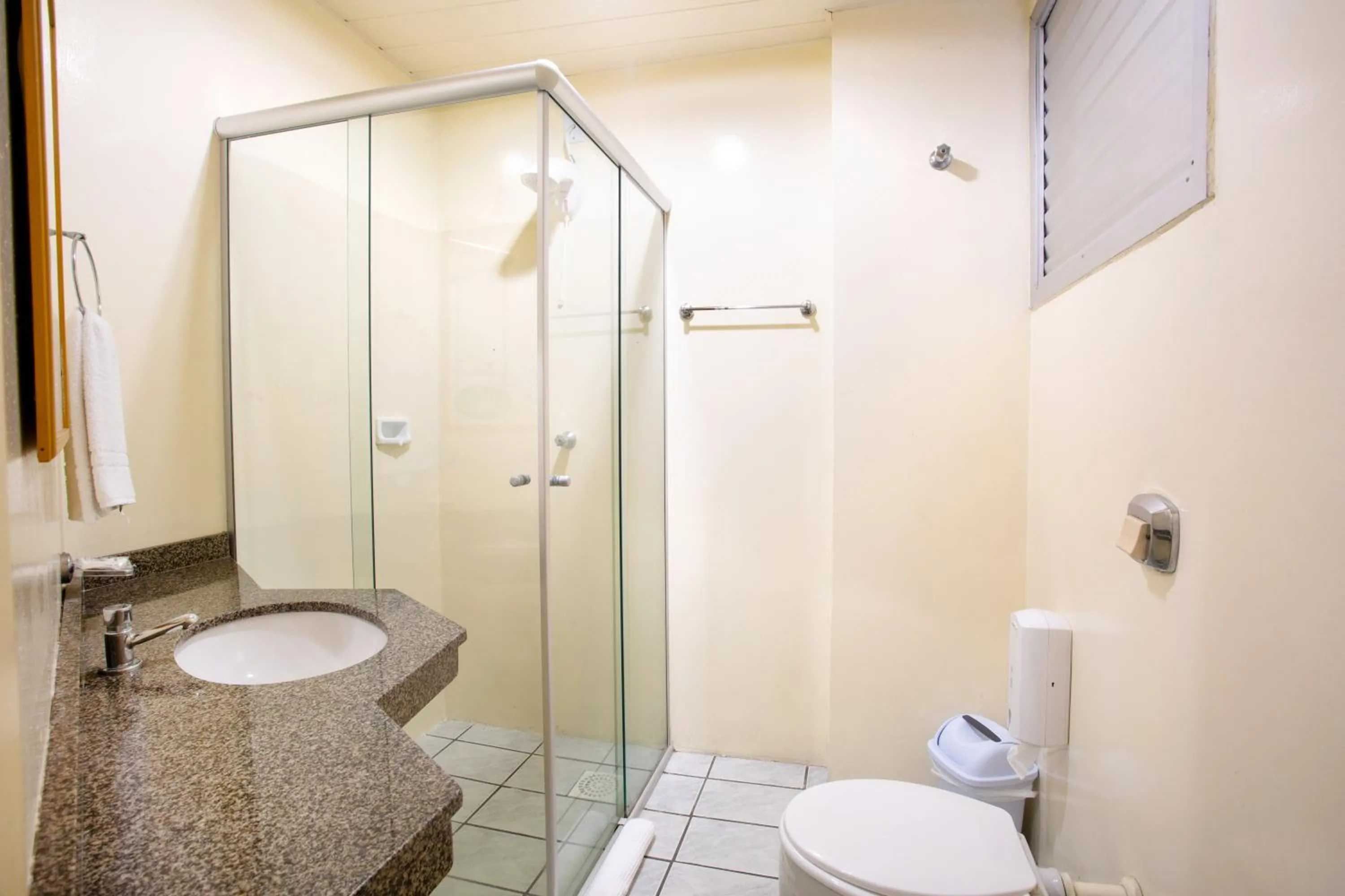 Shower in Oscar Hotel