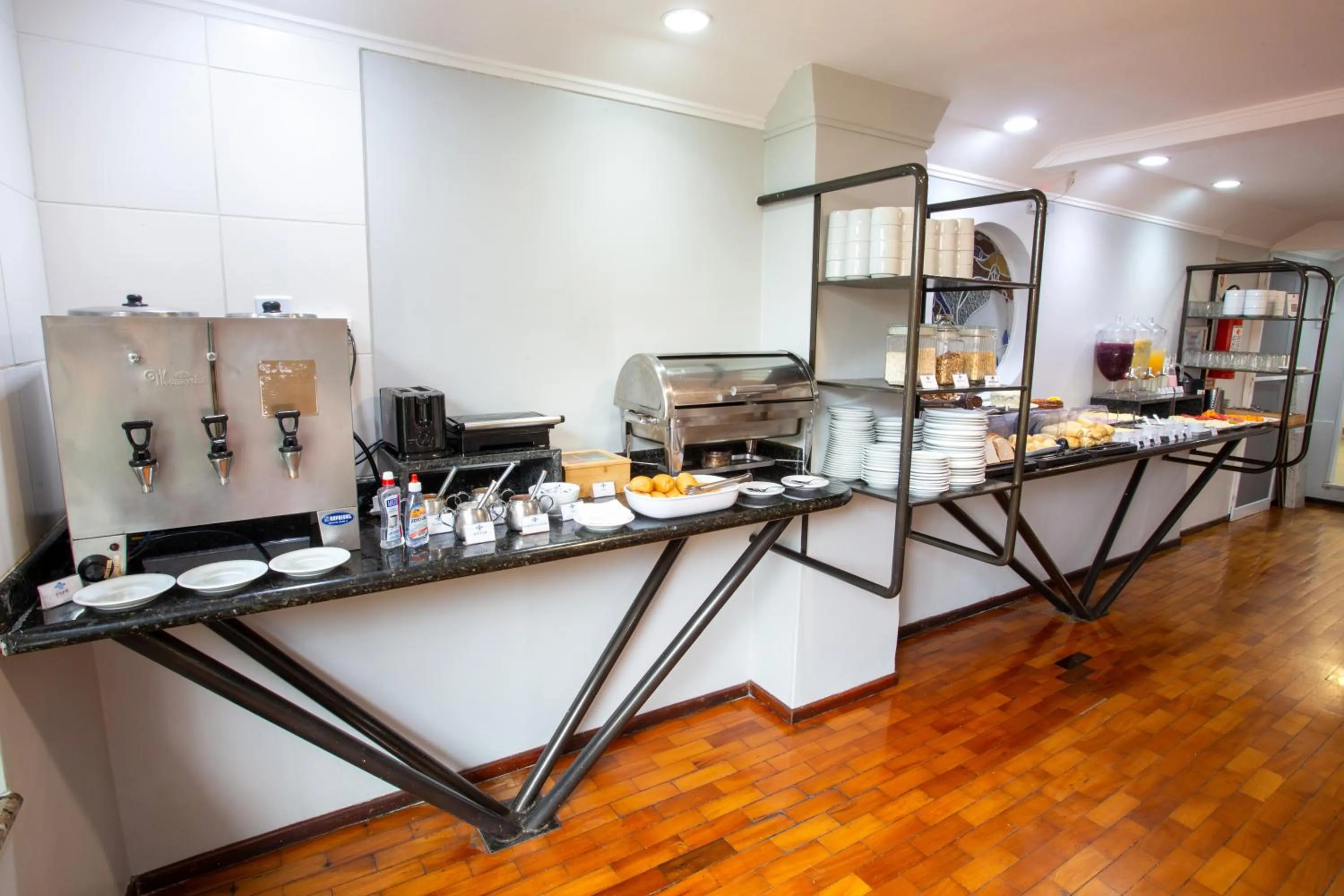 Food and drinks in Oscar Hotel