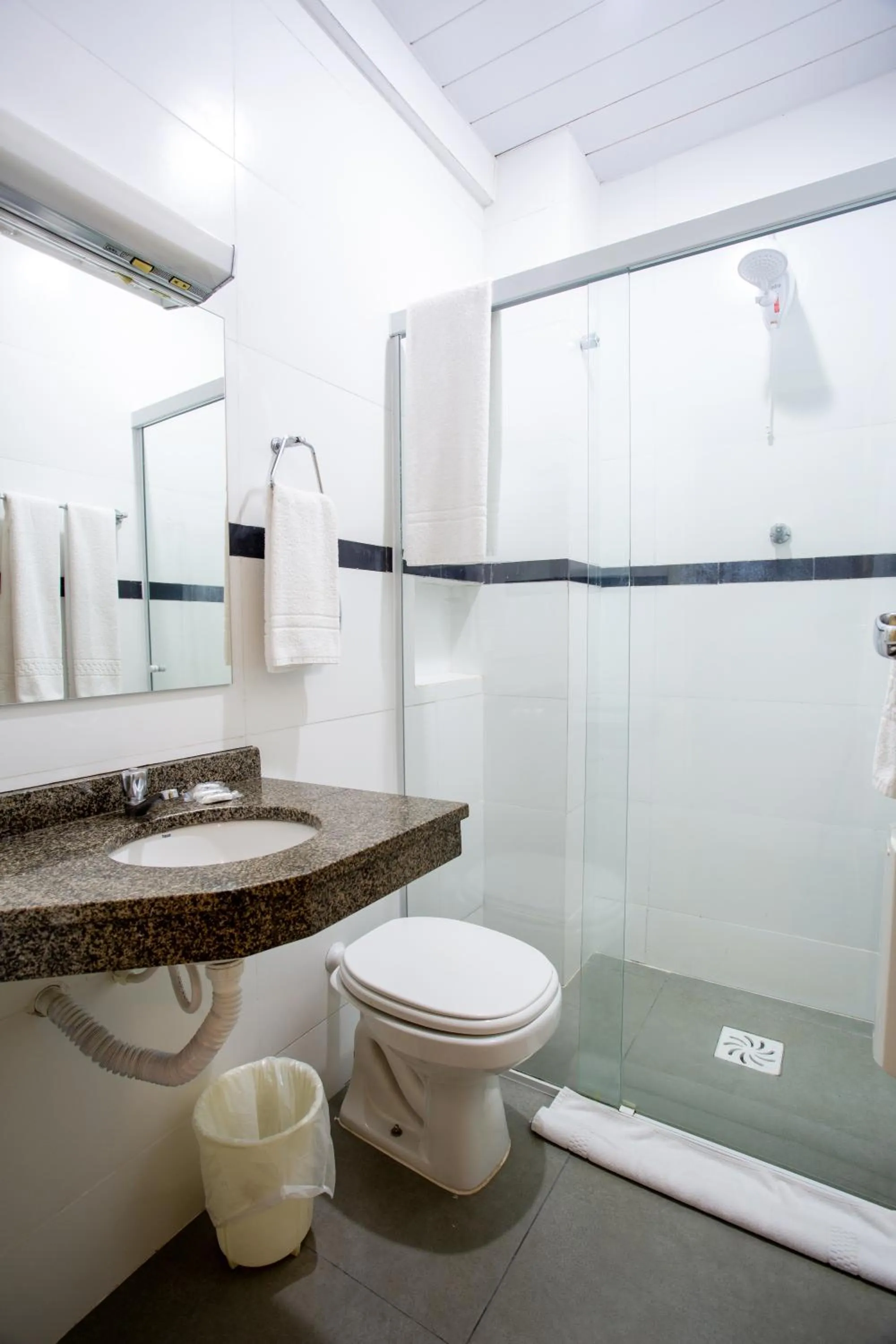 Shower in Oscar Hotel