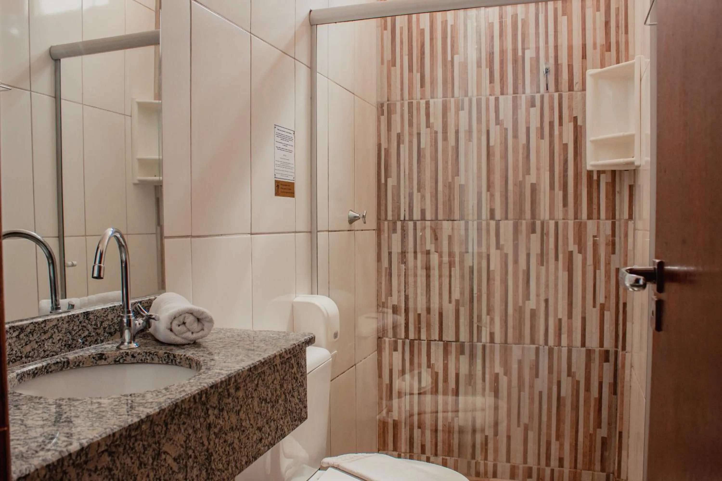 Bathroom in Hotel e Pousada Caroline