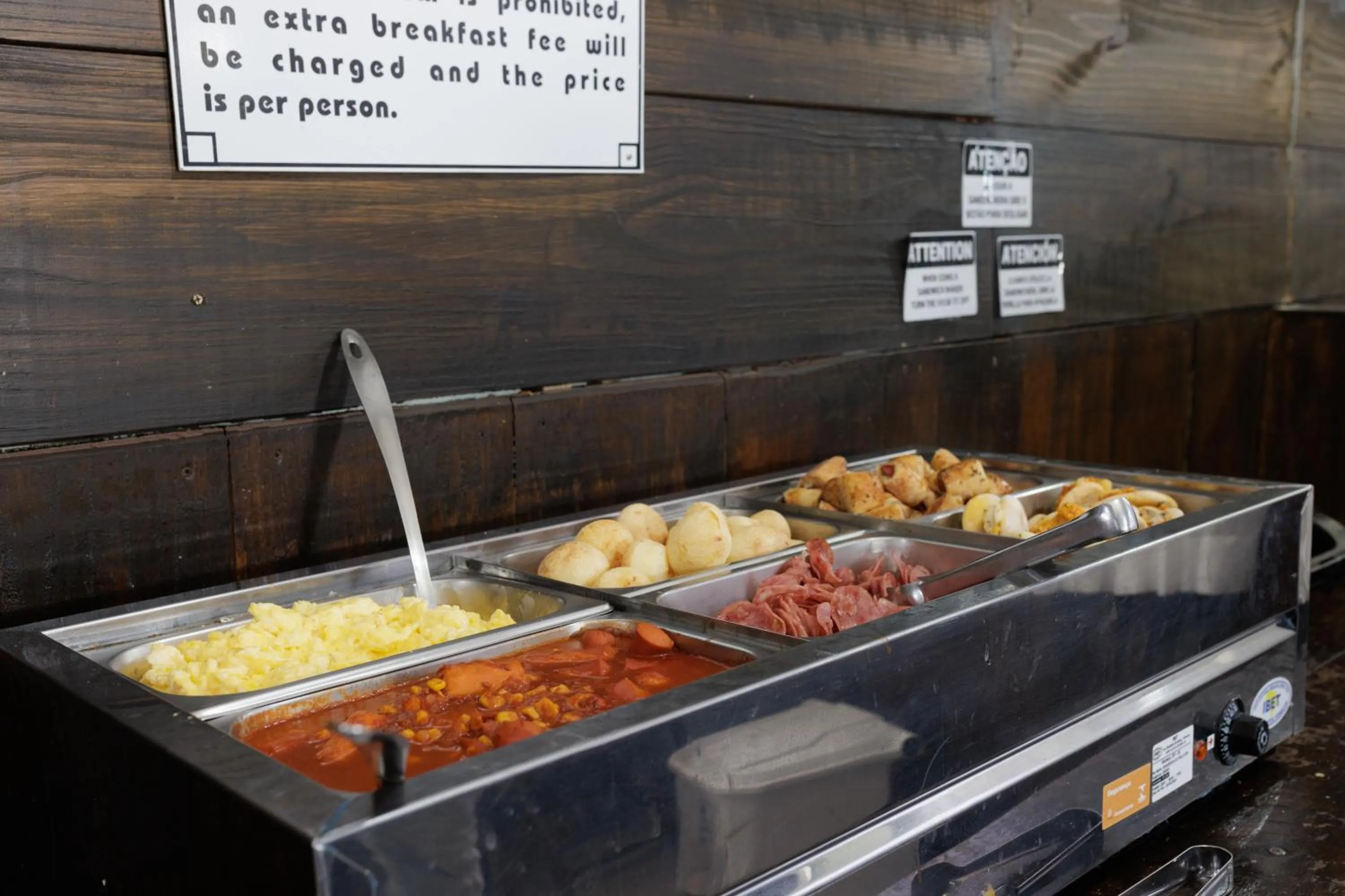 Breakfast in Hotel e Pousada Caroline