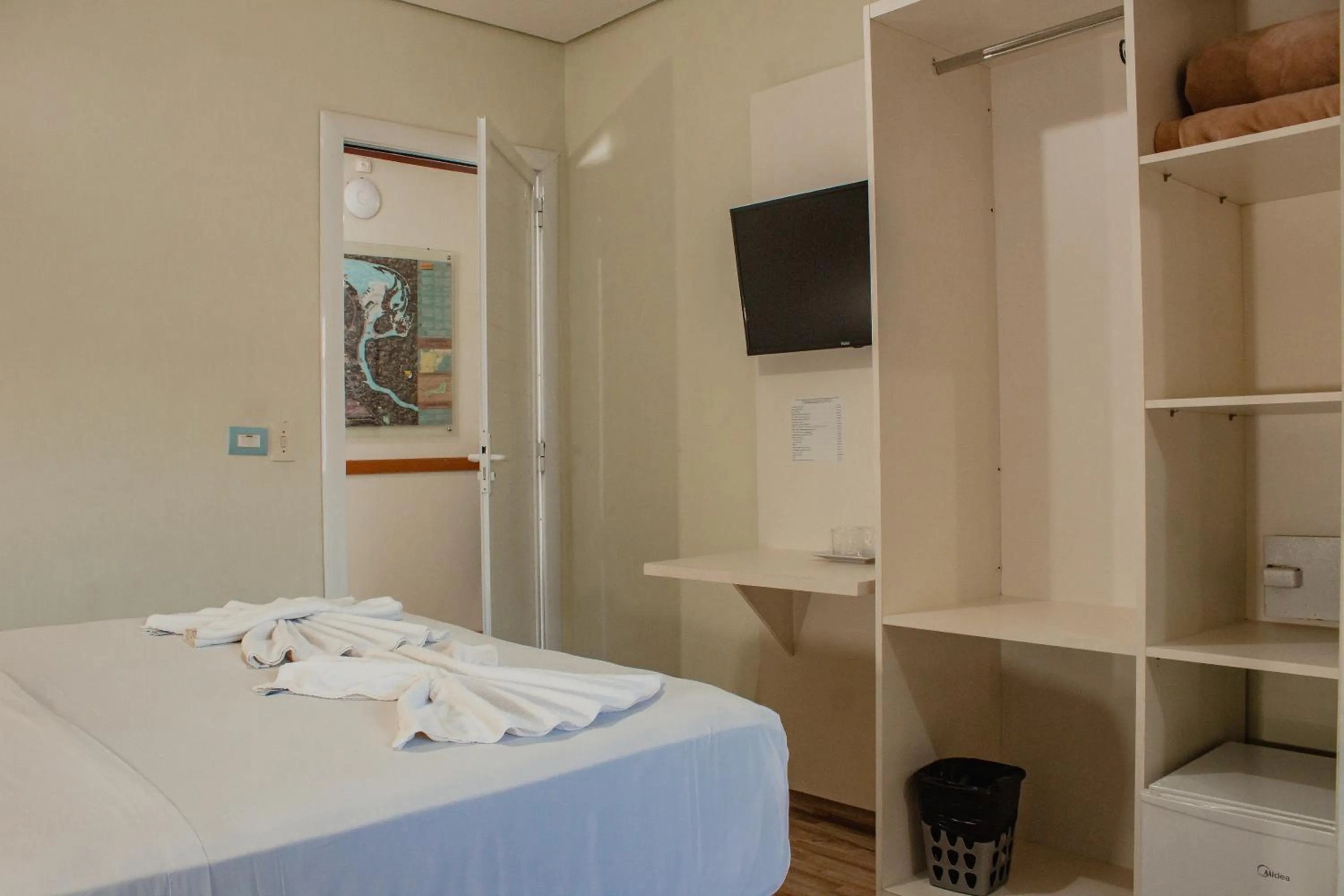 Bathroom, Bed in Hotel e Pousada Caroline