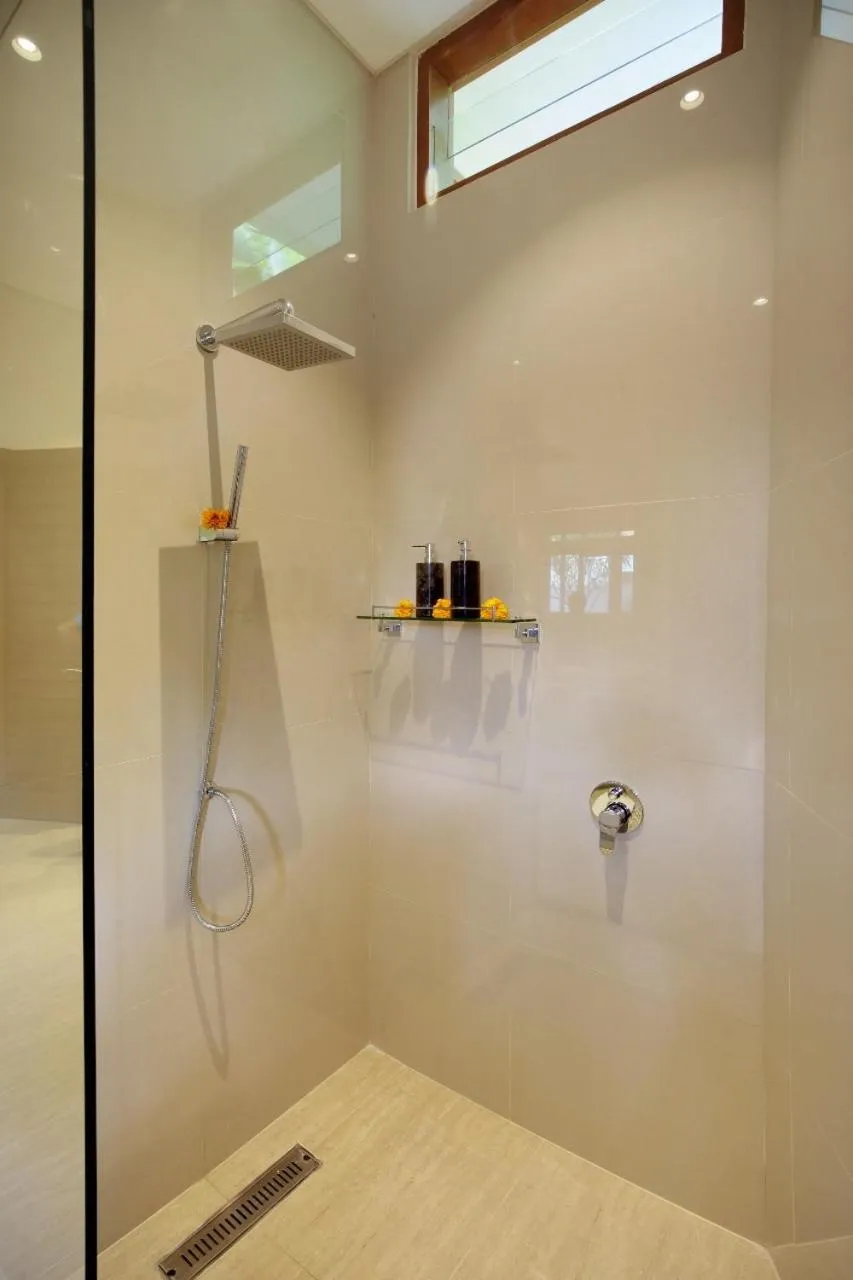 Bathroom in Holl Villa by Wildflower Group