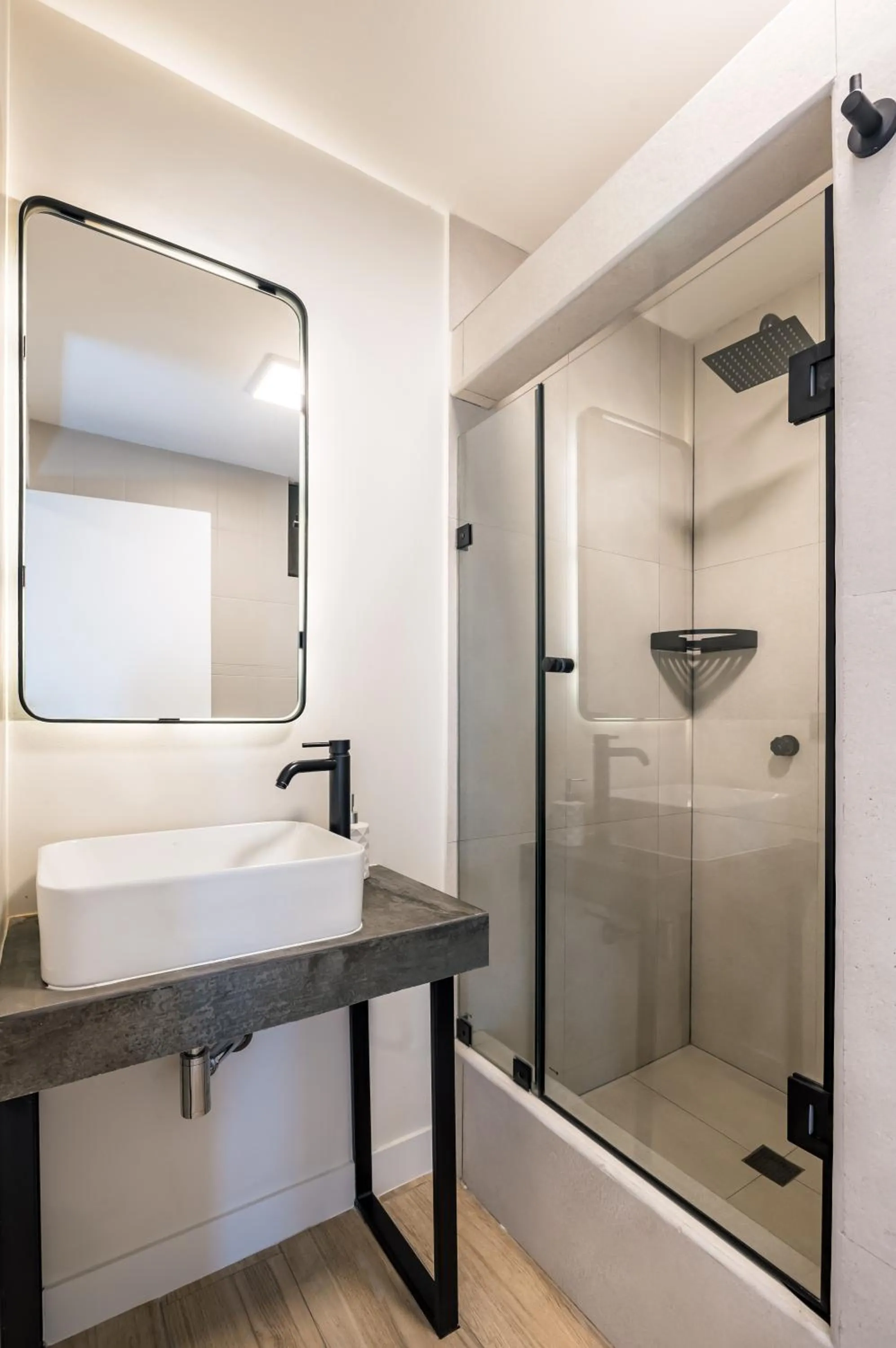 Shower in Miraflores Suites Centro