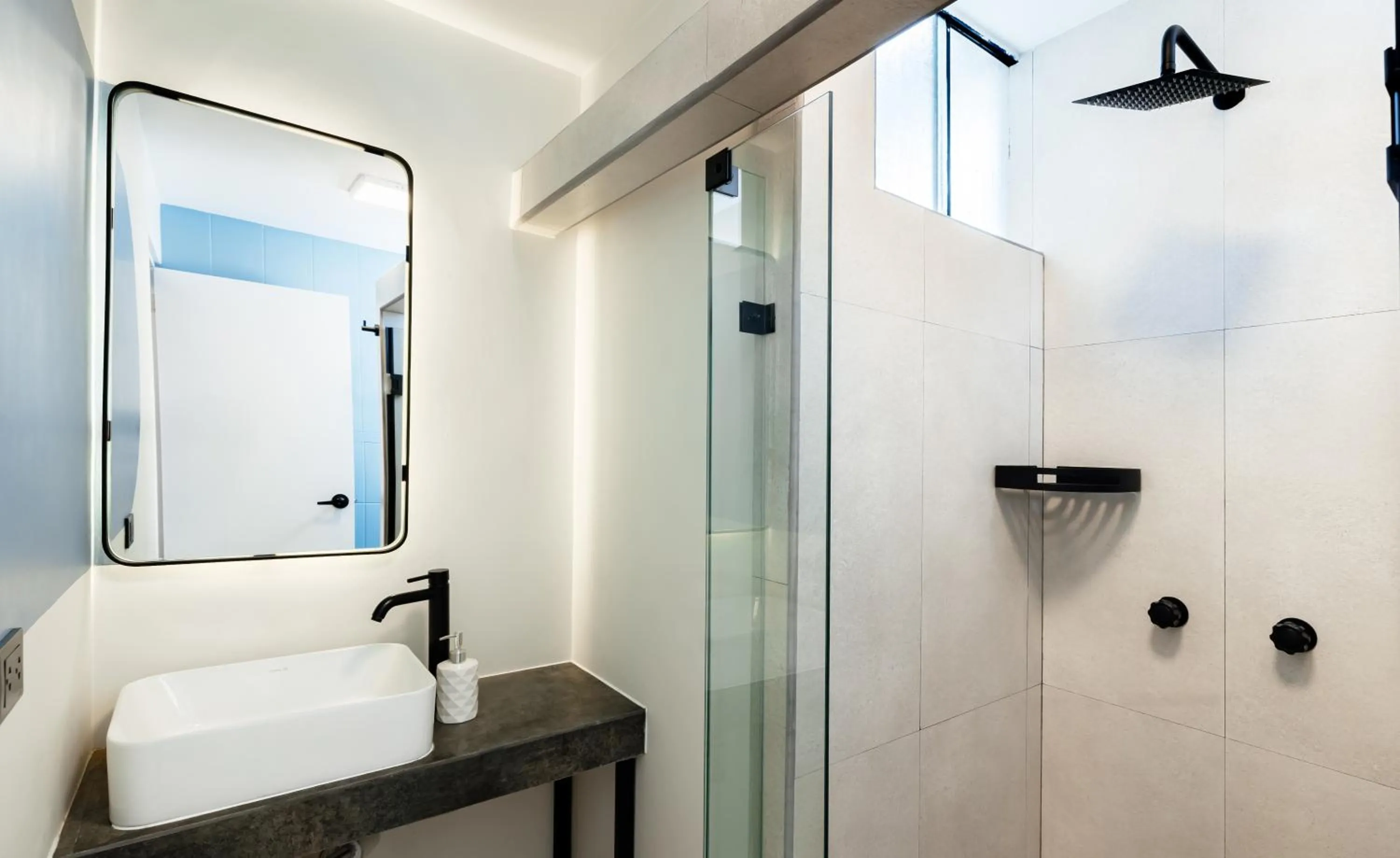 Shower in Miraflores Suites Centro