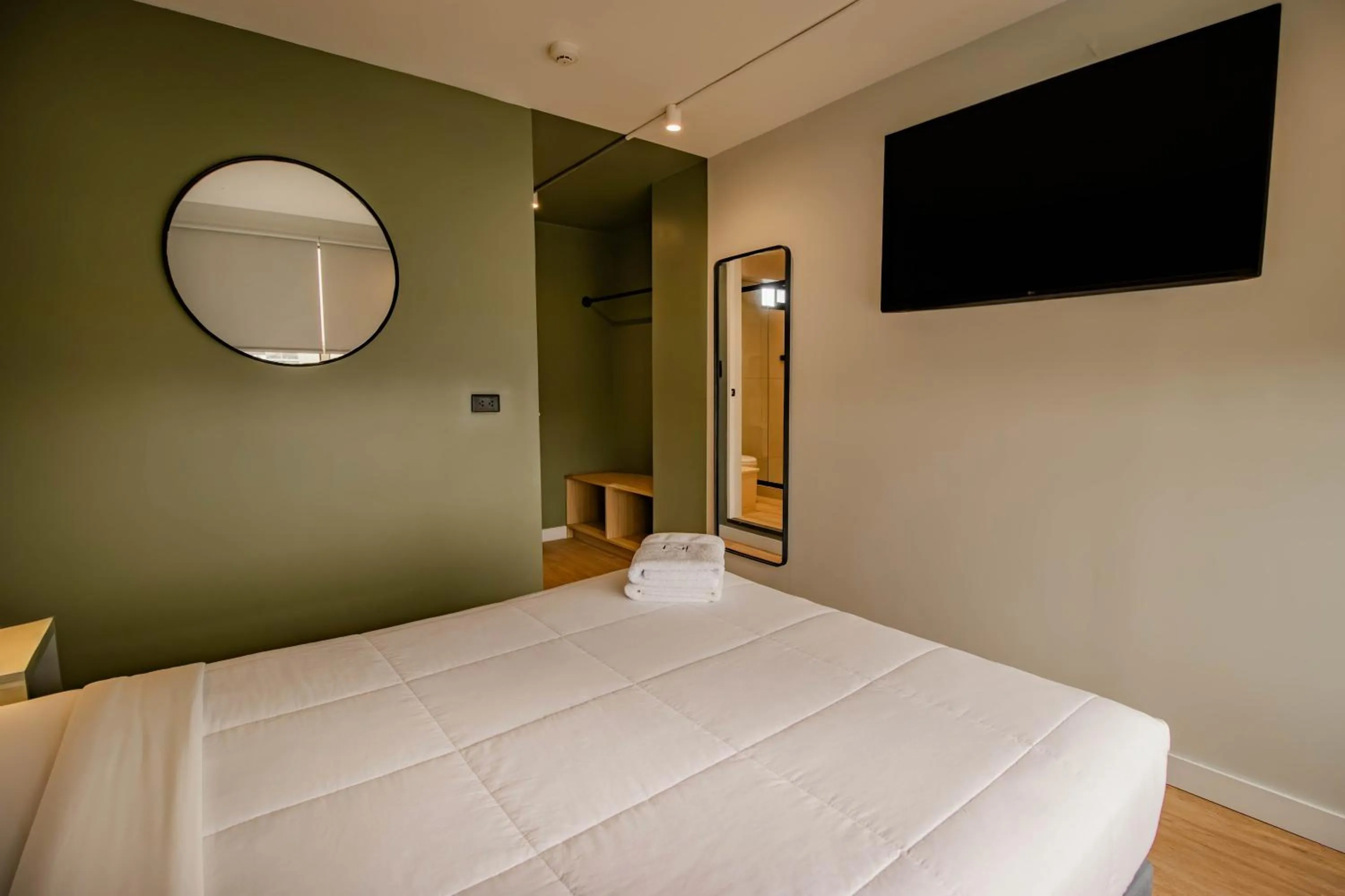 Communal lounge/ TV room, Bed in Miraflores Suites Centro