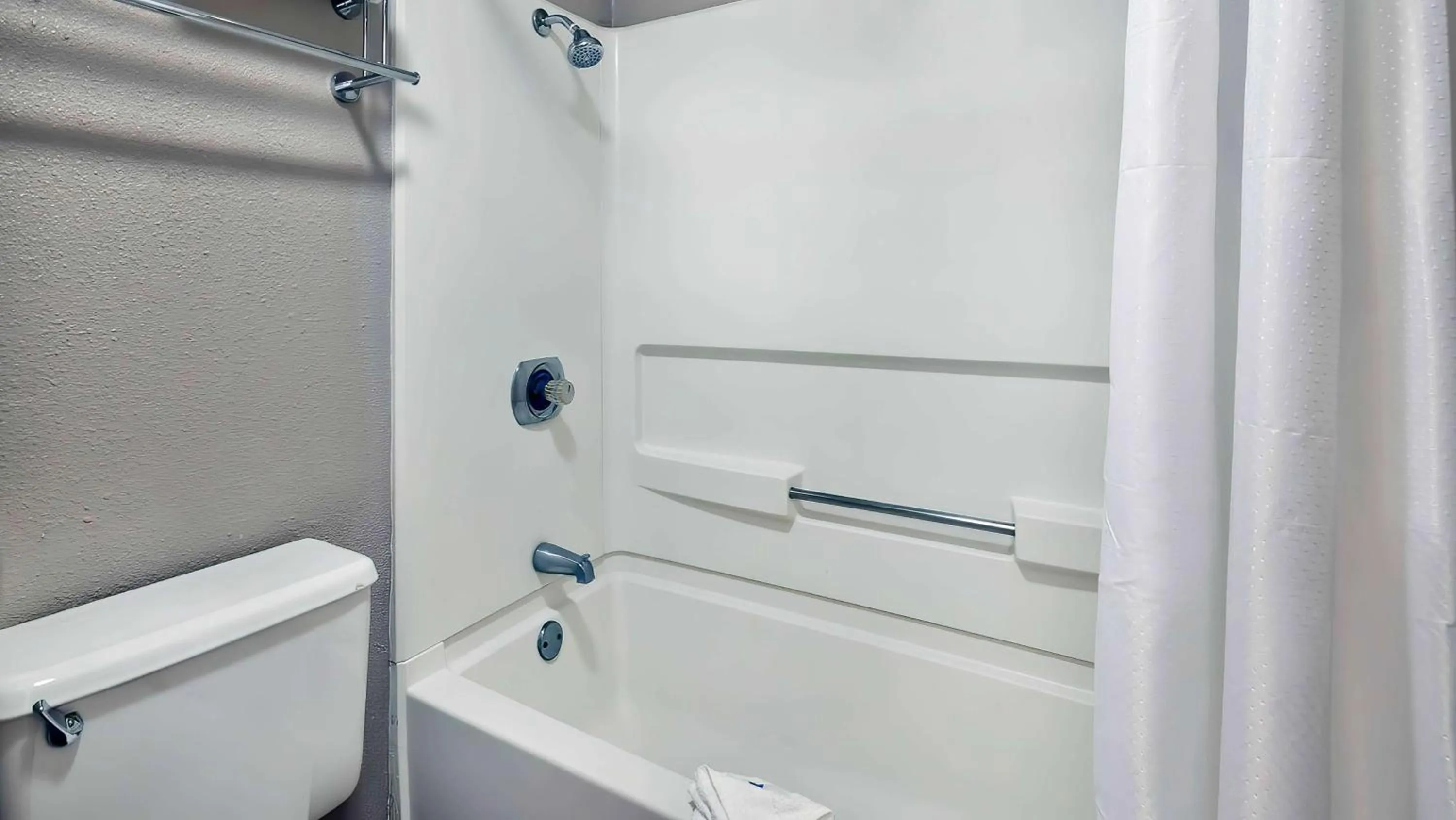 Bedroom in Motel 6-Milwaukee, WI - Glendale